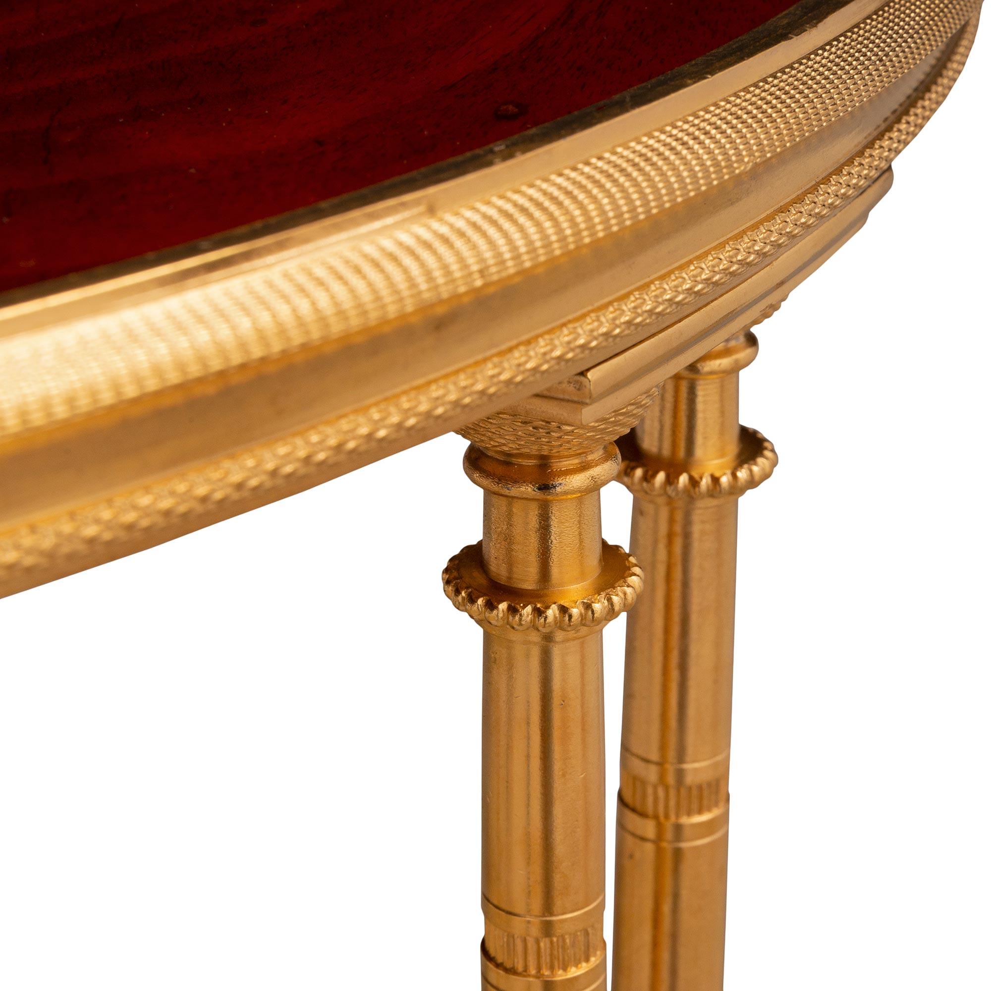 XIXe siècle Table d'appoint française du 19ème siècle de style Louis XVI en acajou et bronze doré en vente