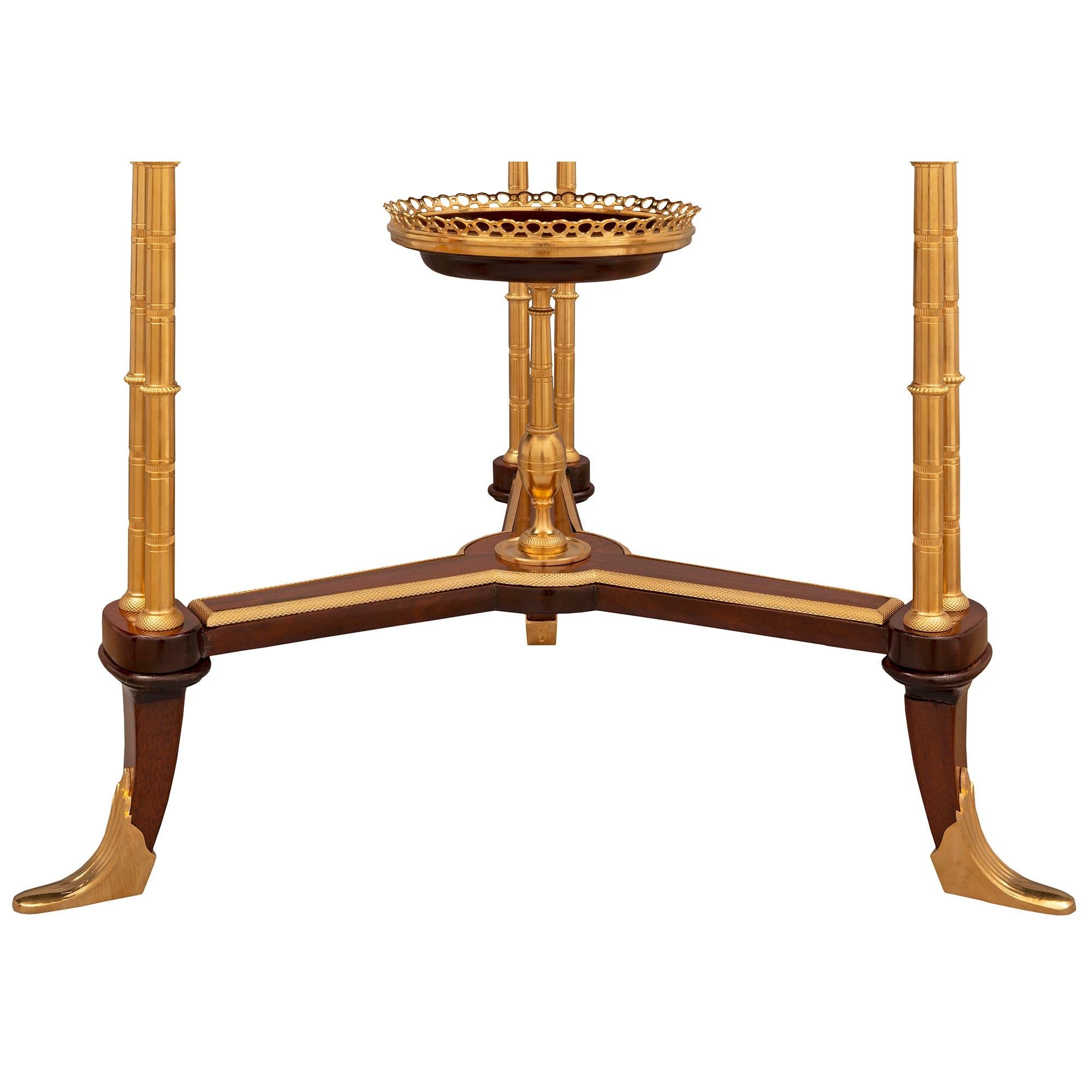 Table d'appoint française du 19ème siècle de style Louis XVI en acajou et bronze doré en vente 1