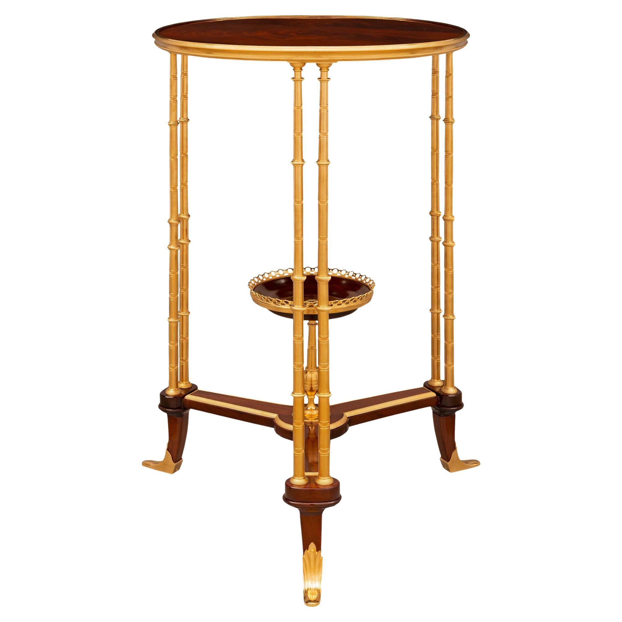 Table d'appoint française du 19ème siècle de style Louis XVI en acajou et bronze doré