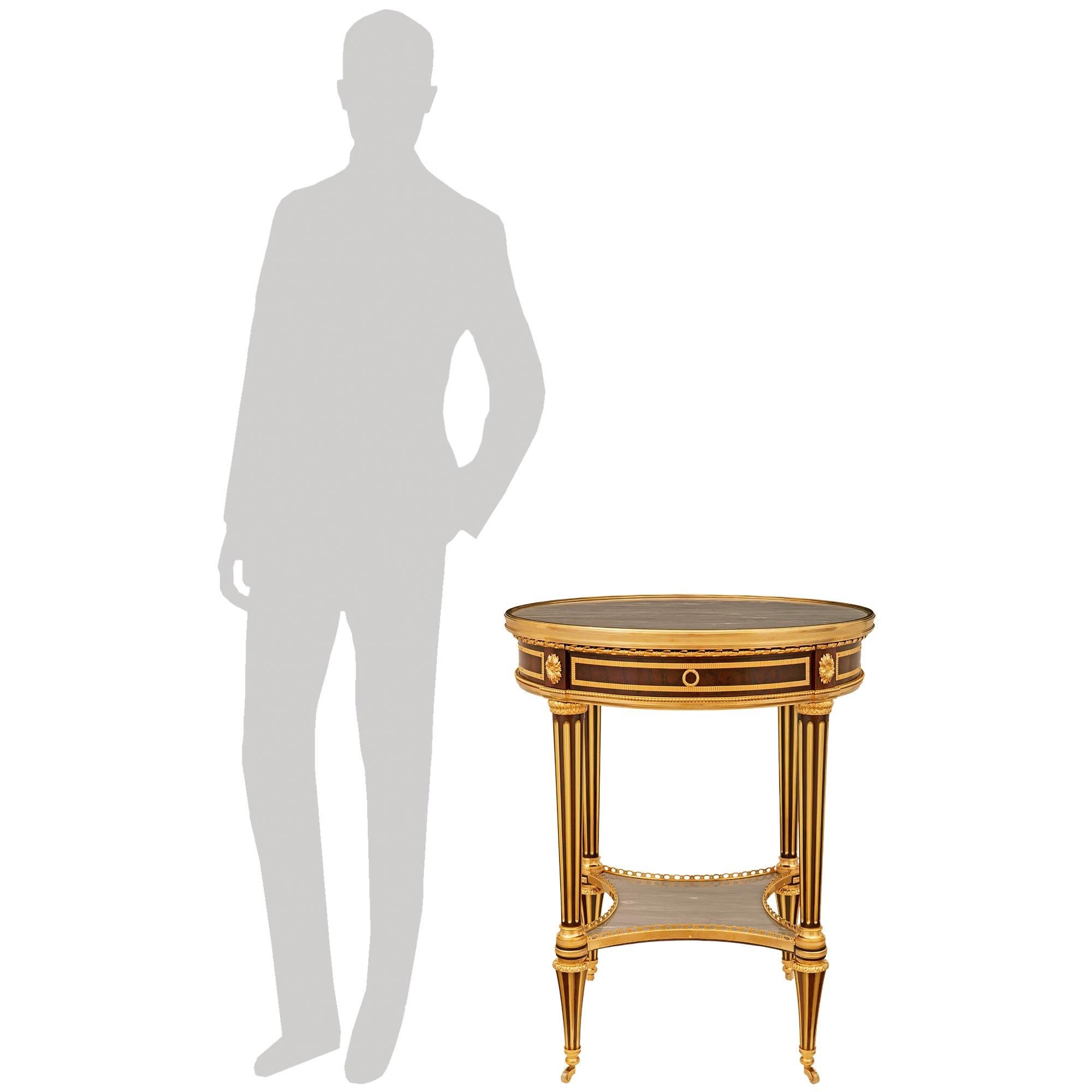 Table d'appoint de très haute qualité, signée Durand, en acajou, marbre bleu de Savoie, laiton et bronze doré, de style Louis XVI, du XIXe siècle. Cette magnifique table repose sur des roulettes en bronze doré et sur des pieds cannelés effilés