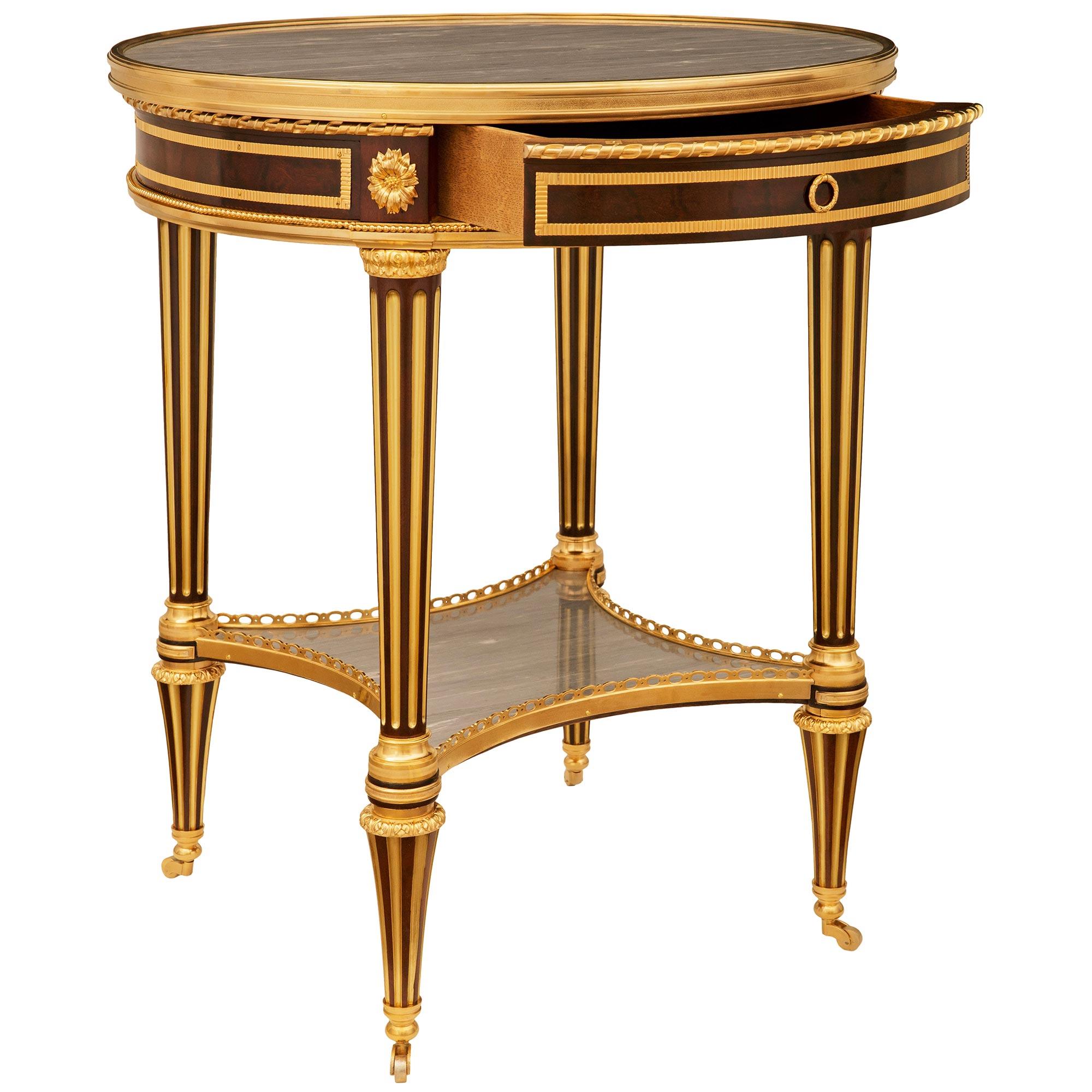 Français Table d'appoint en acajou et bronze doré, signée Durand. en vente