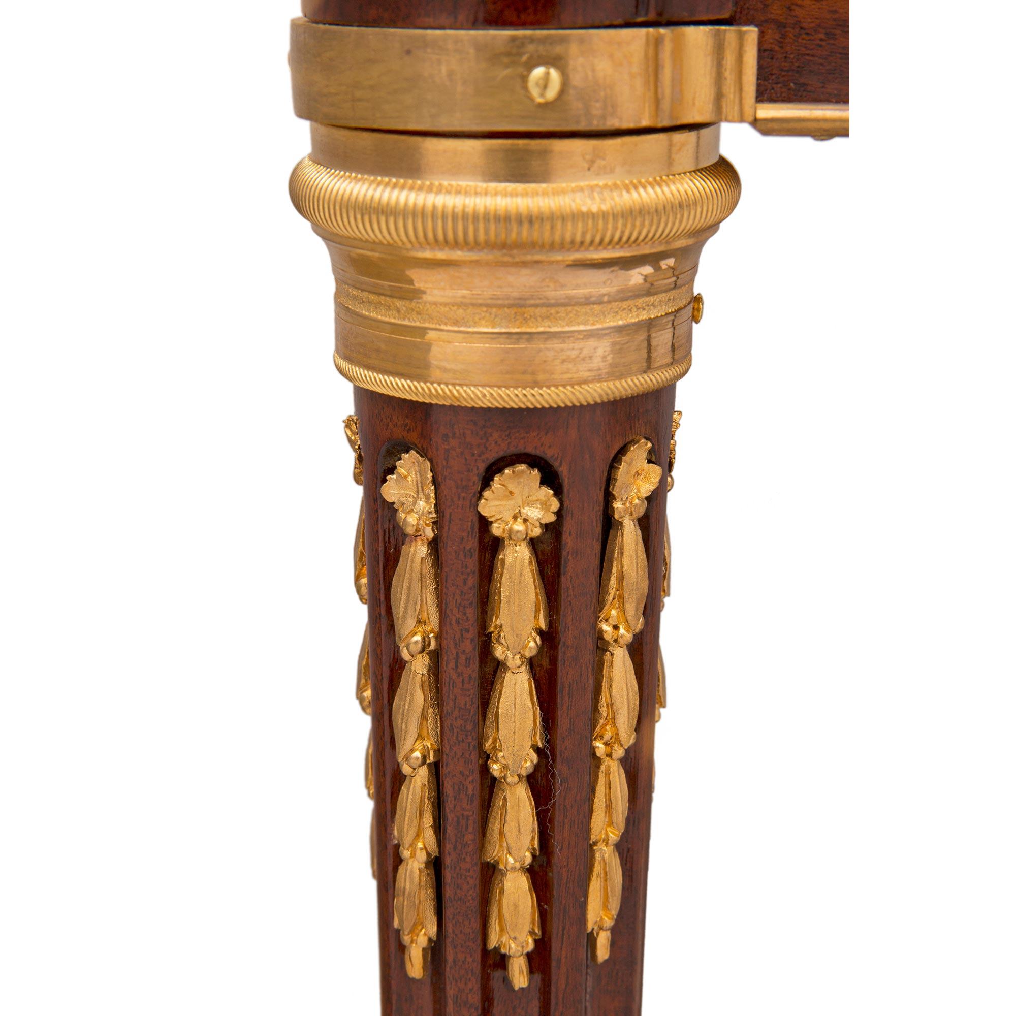 Table d'appoint/bureau d'écriture Louis XVI du 19ème siècle en acajou et bronze doré en vente 3