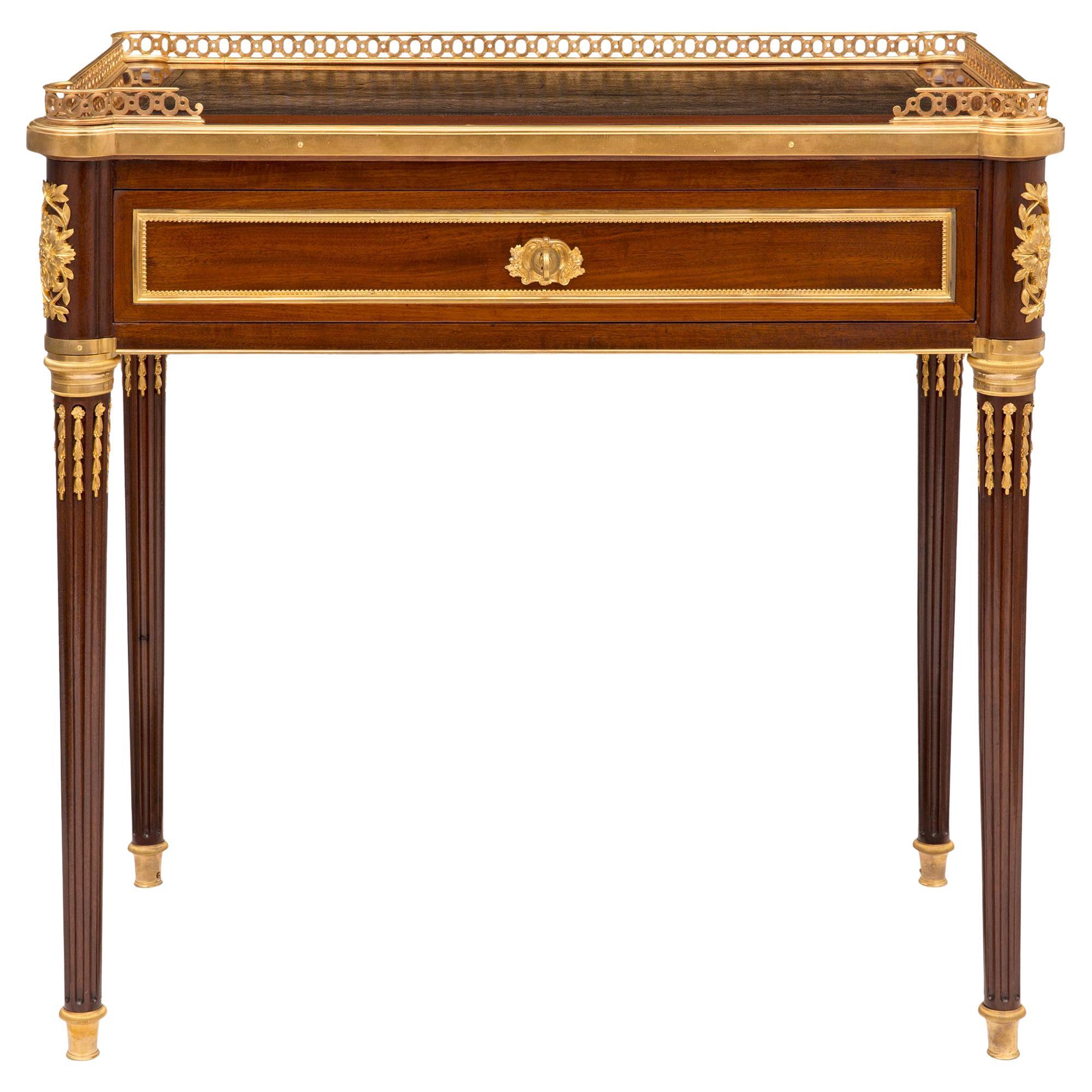 Table d'appoint/bureau d'écriture Louis XVI du 19ème siècle en acajou et bronze doré
