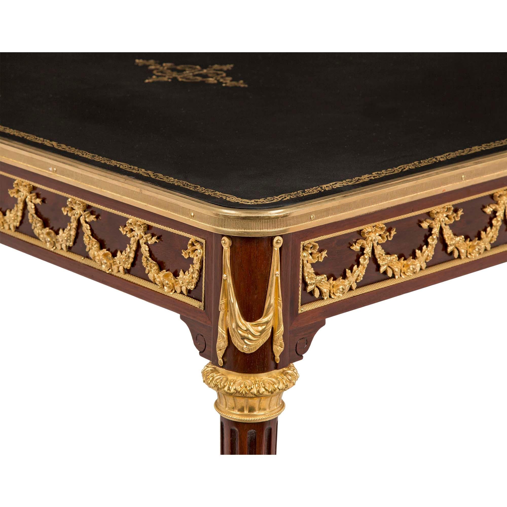 Escritorio francés del siglo XIX de caoba y ormolu de estilo Luis XVI en venta 1