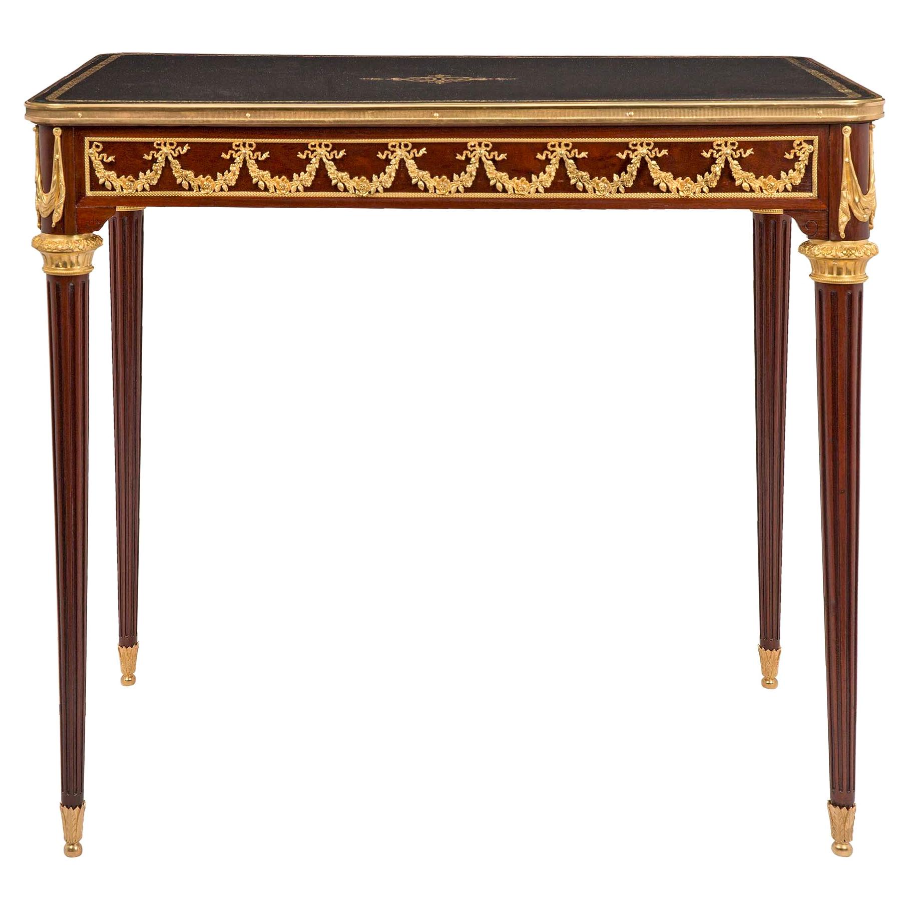 Bureau français du XIXe siècle de style Louis XVI en acajou et bronze doré