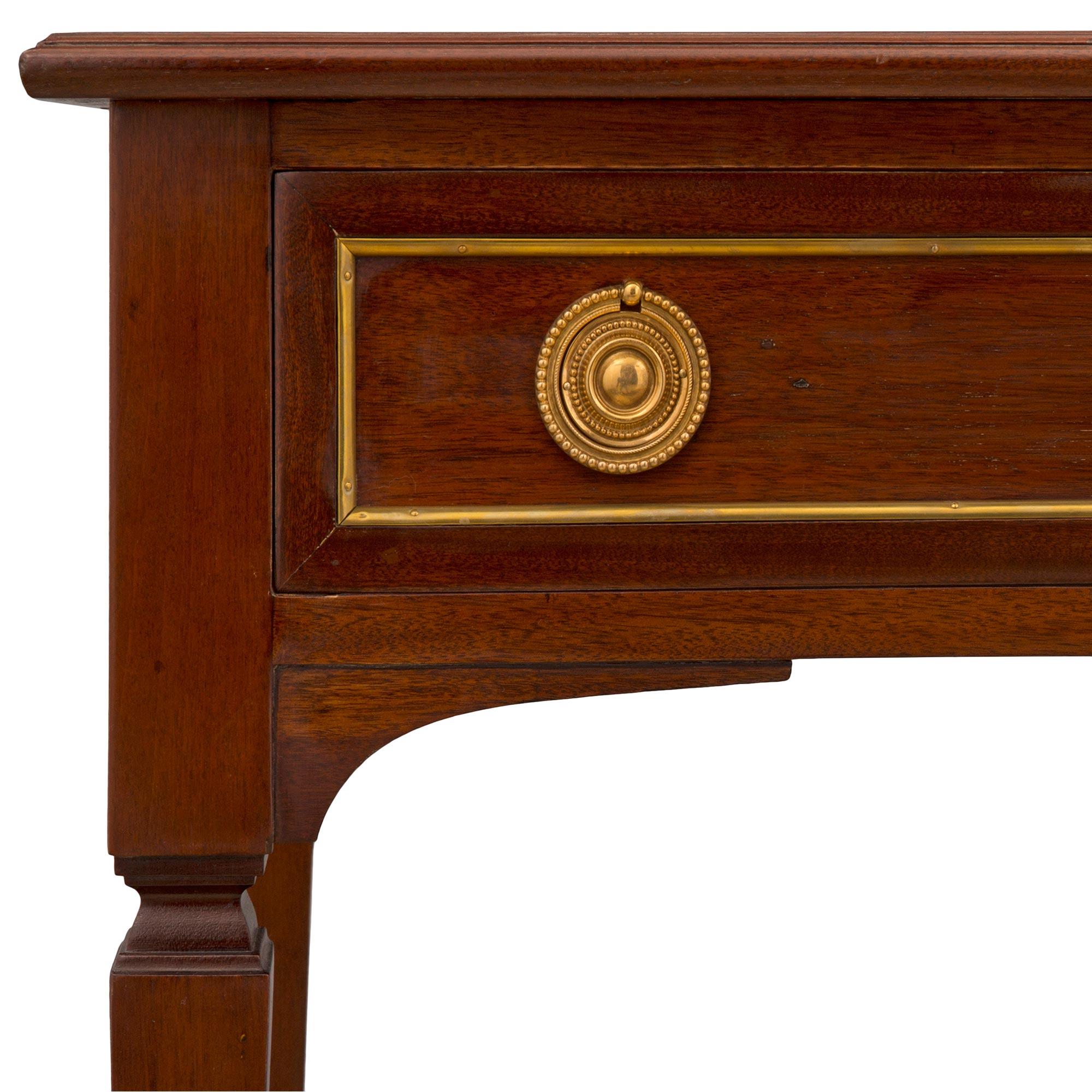 XIXe siècle Bureau français du 19ème siècle de style Louis XVI en acajou, laiton et bronze doré en vente