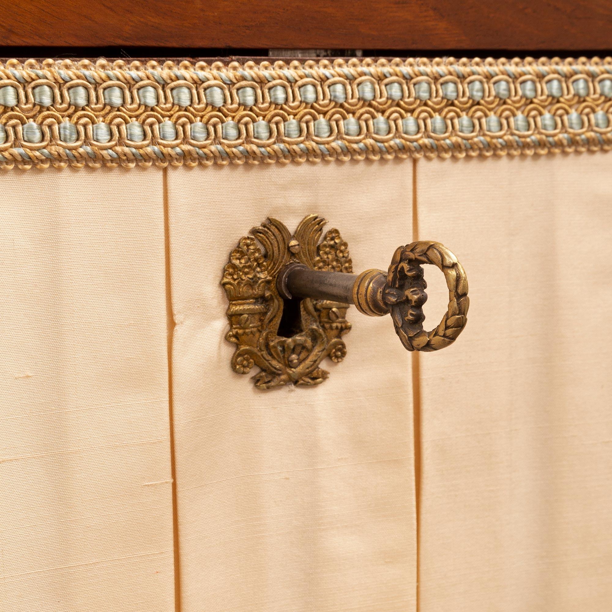 Acajou Bureau français du 19ème siècle de style Louis XVI en acajou en vente