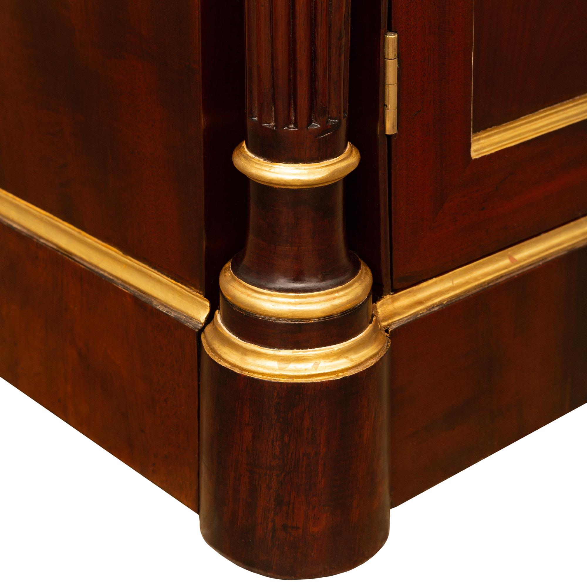 Bufé francés del siglo XIX, estilo Luis XVI, de caoba, madera dorada y mármol de Portoro en venta 8