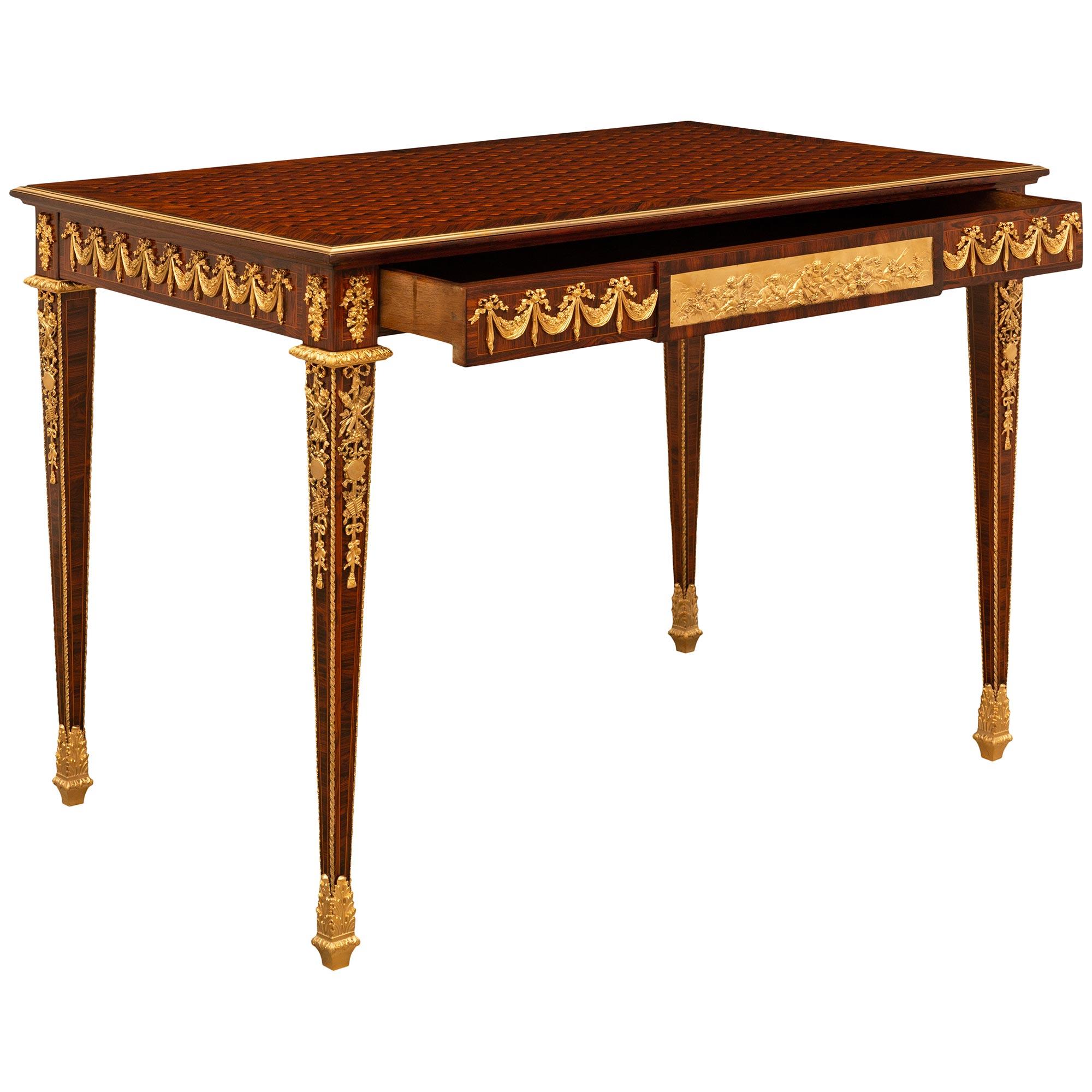 Französischer Louis-XVI-Mitteltisch aus Mahagoni, Veilchenholz und Goldbronze aus dem 19. Jahrhundert im Zustand „Gut“ im Angebot in West Palm Beach, FL