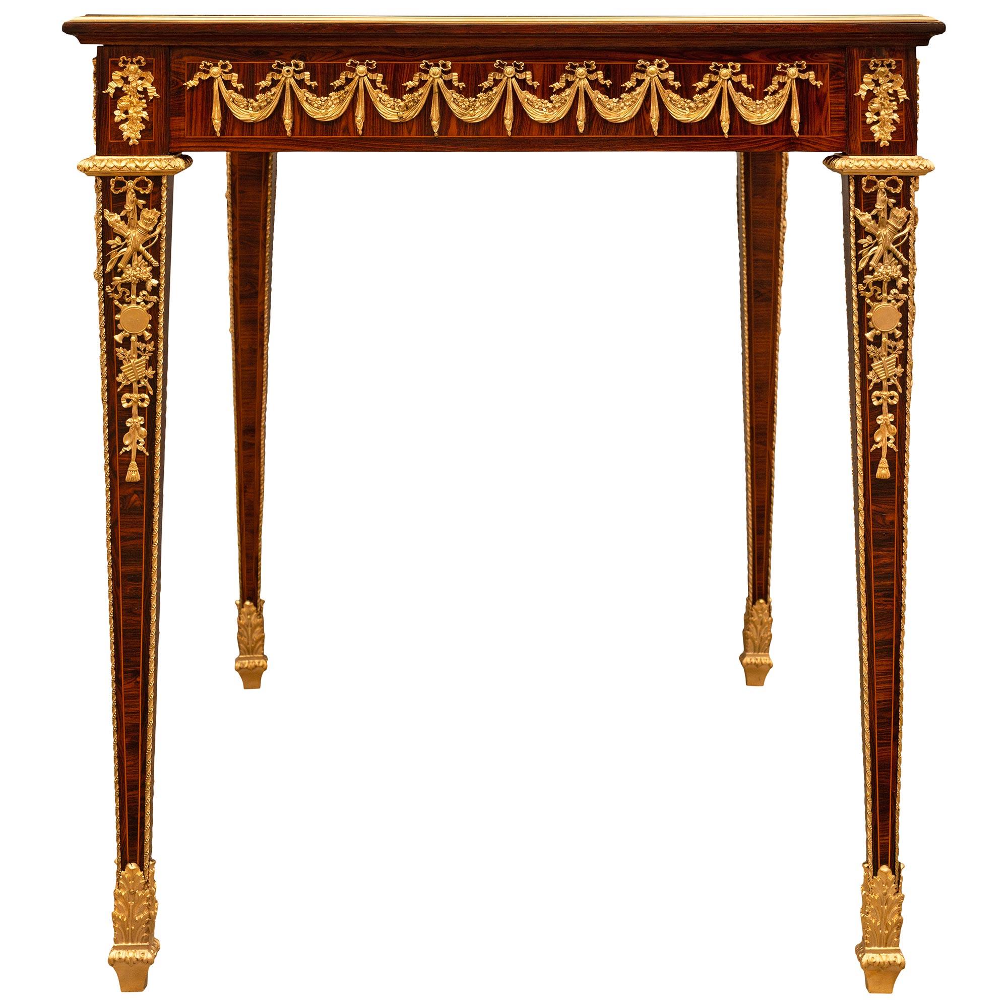 Französischer Louis-XVI-Mitteltisch aus Mahagoni, Veilchenholz und Goldbronze aus dem 19. Jahrhundert im Angebot 1