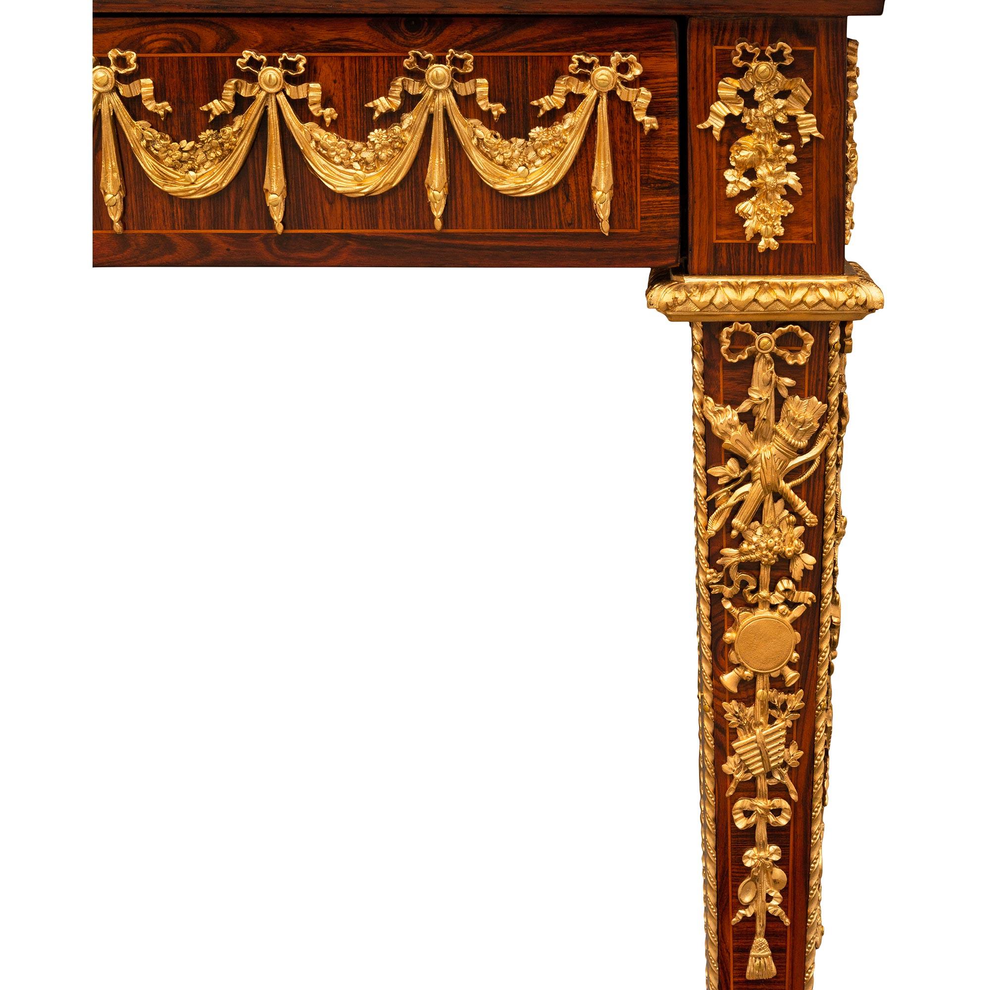 Französischer Louis-XVI-Mitteltisch aus Mahagoni, Veilchenholz und Goldbronze aus dem 19. Jahrhundert im Angebot 3