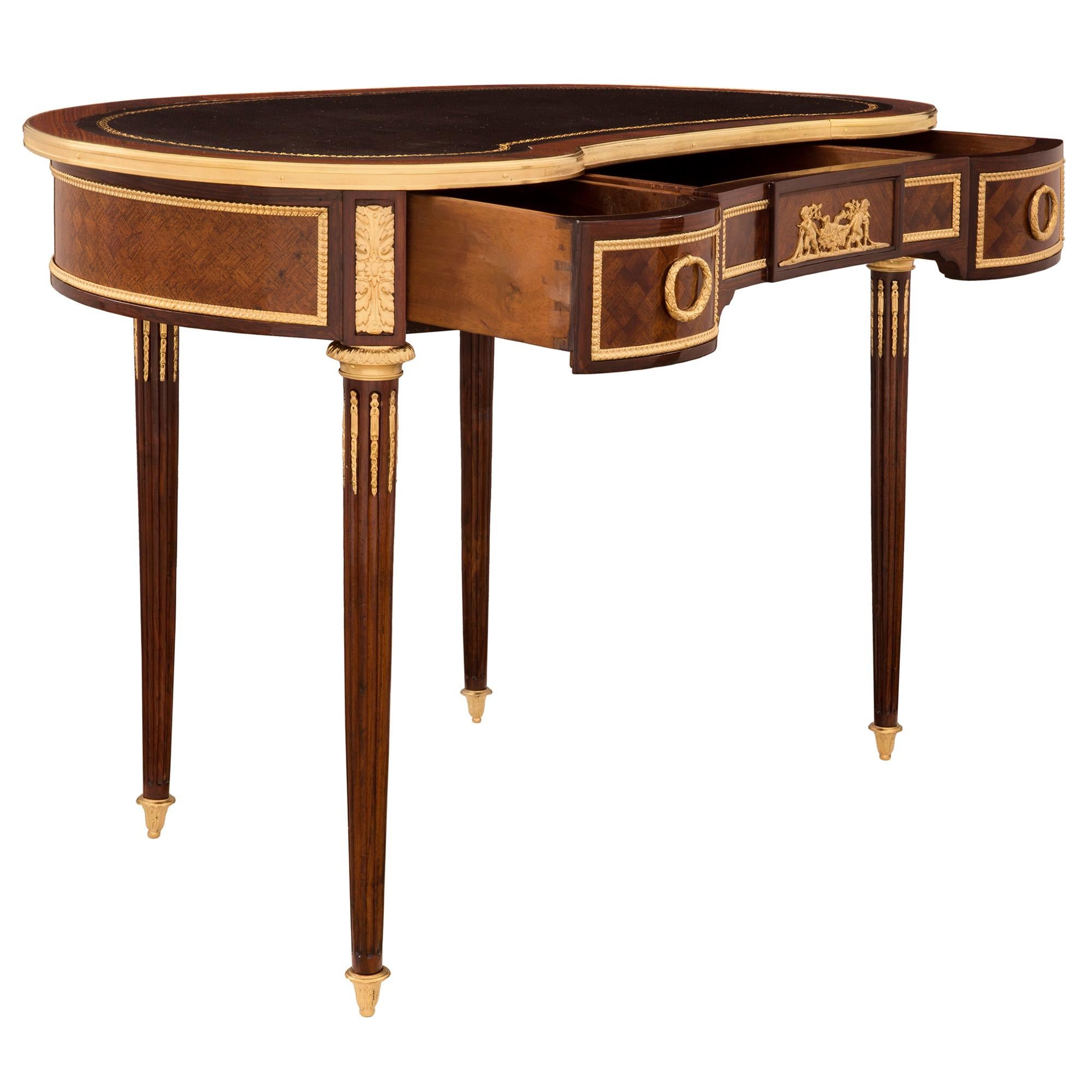 Bureau français du XIXe siècle de style Louis XVI en acajou, bois de roi et bronze doré Bon état - En vente à West Palm Beach, FL