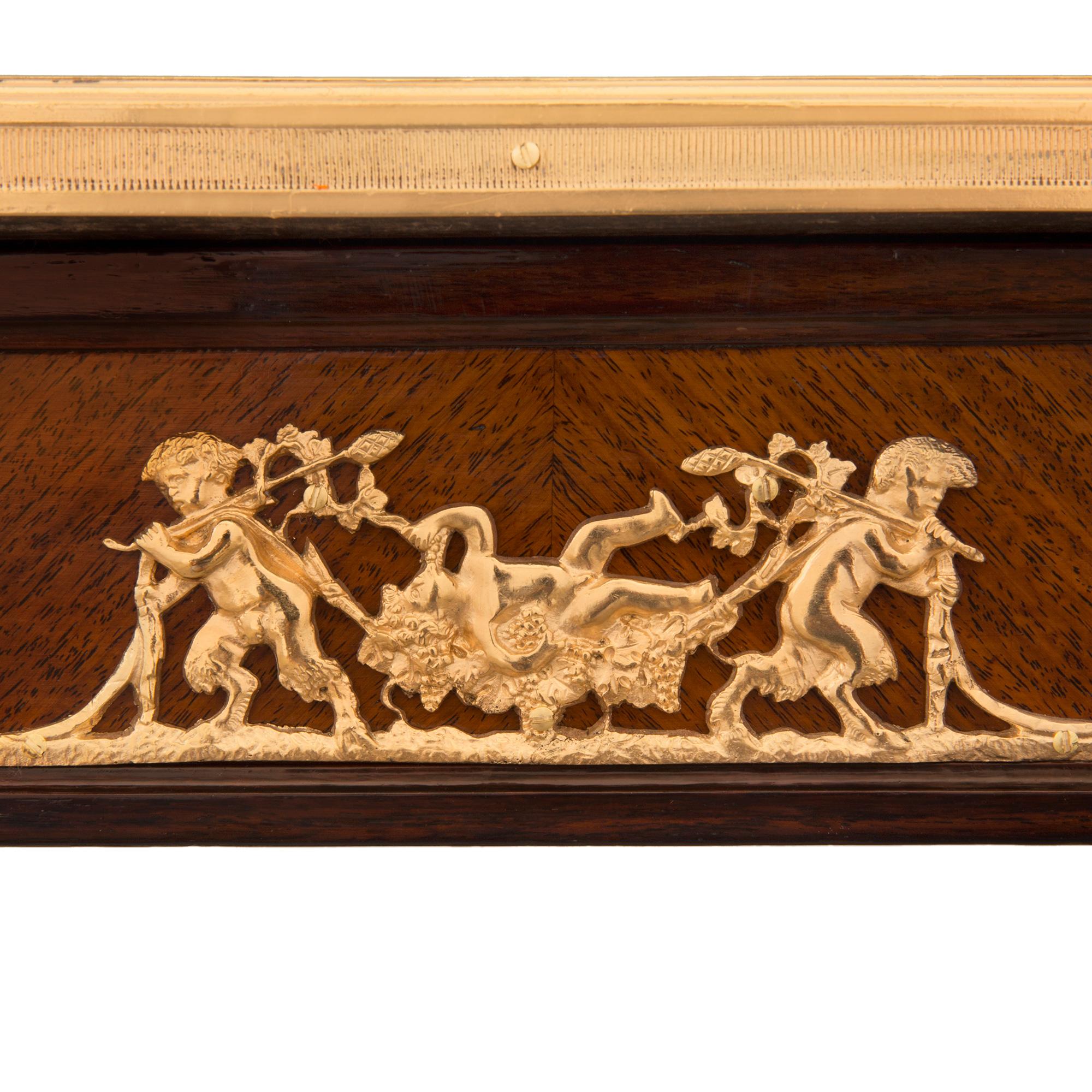 Bureau français du XIXe siècle de style Louis XVI en acajou, bois de roi et bronze doré en vente 4
