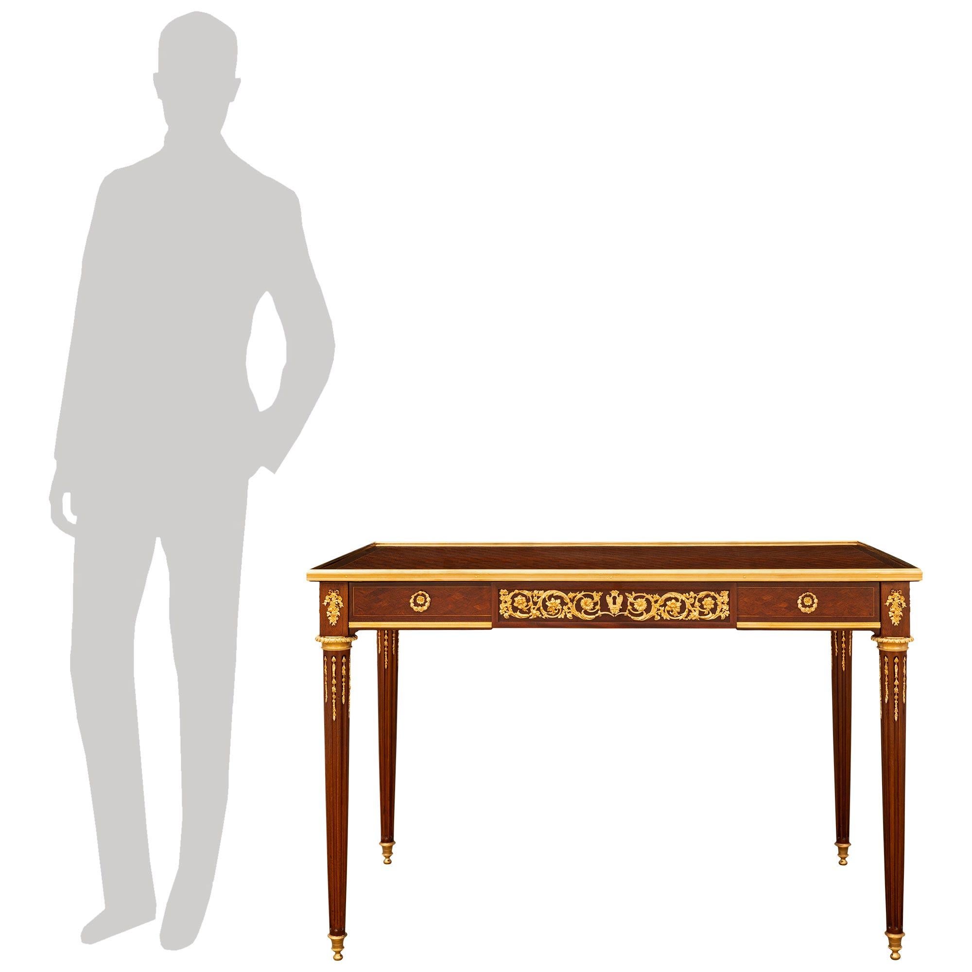 Un elegante tavolo/scrivania da centro francese del XIX secolo in mogano, legno di re e ormolu, attribuito a Francois Link. Questo tavolo/scrivania rettangolare davvero straordinario è sorretto da eleganti e sottili gambe circolari affusolate e