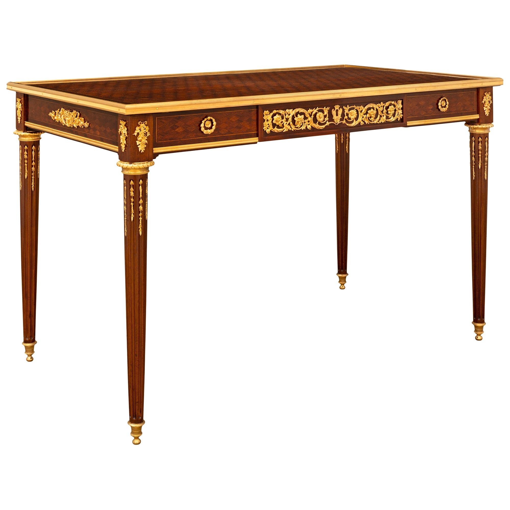 Francese Tavolo/scrivania francese del XIX secolo in mogano Luigi XVI, legno di Re e Ormolu in vendita