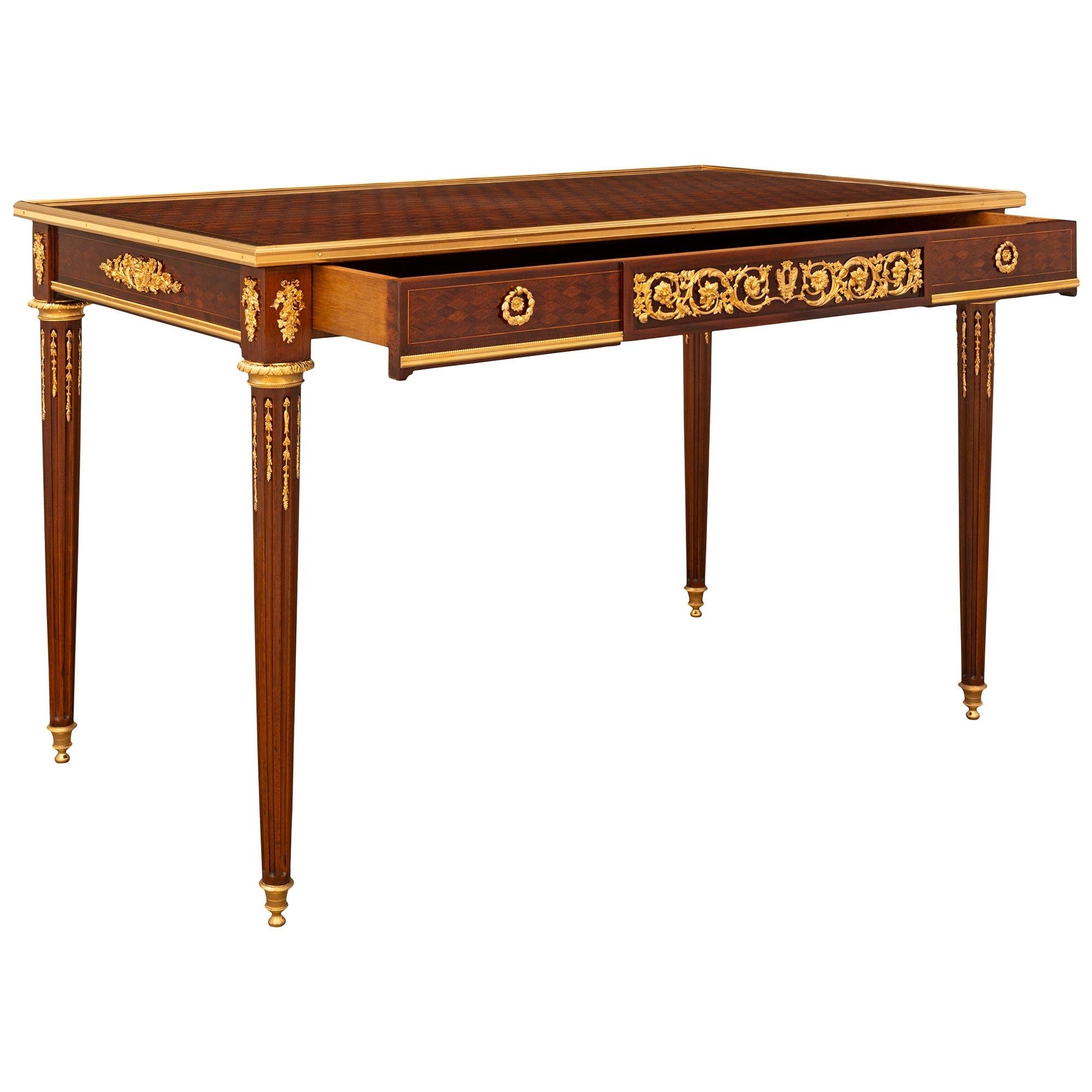 Tavolo/scrivania francese del XIX secolo in mogano Luigi XVI, legno di Re e Ormolu In condizioni buone in vendita a West Palm Beach, FL