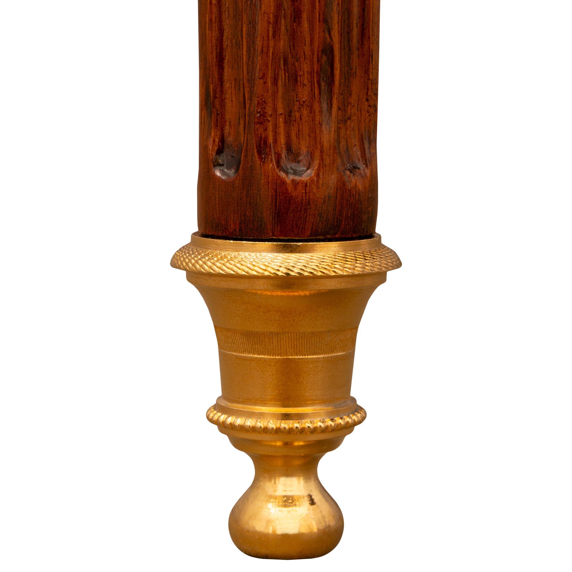 Tavolo/scrivania francese del XIX secolo in mogano Luigi XVI, legno di Re e Ormolu in vendita 4