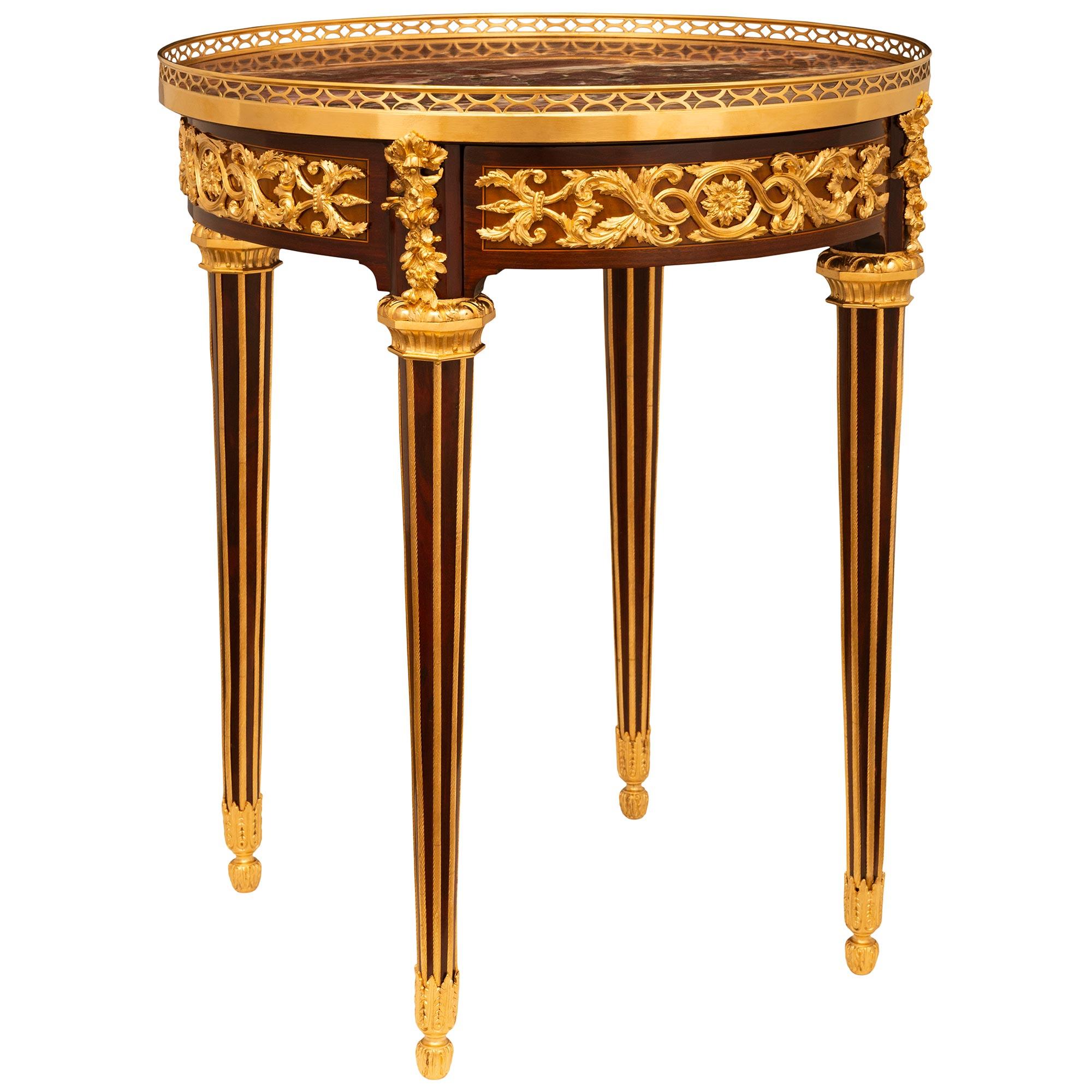 Français Table d'appoint française du 19ème siècle de style Louis XVI en acajou, marbre et bronze doré en vente