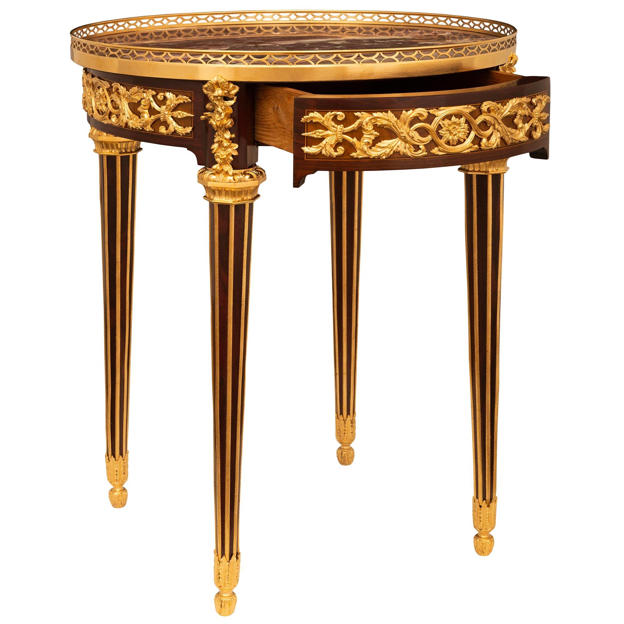 Table d'appoint française du 19ème siècle de style Louis XVI en acajou, marbre et bronze doré Bon état - En vente à West Palm Beach, FL