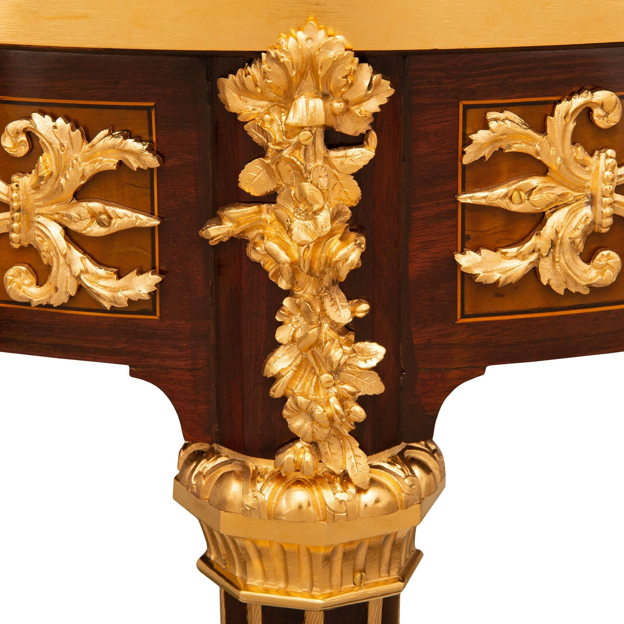 XIXe siècle Table d'appoint française du 19ème siècle de style Louis XVI en acajou, marbre et bronze doré en vente