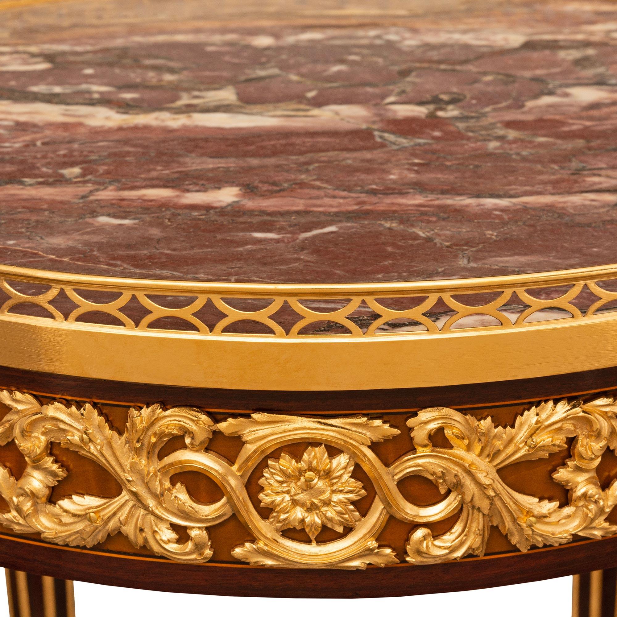 Bronze doré Table d'appoint française du 19ème siècle de style Louis XVI en acajou, marbre et bronze doré en vente