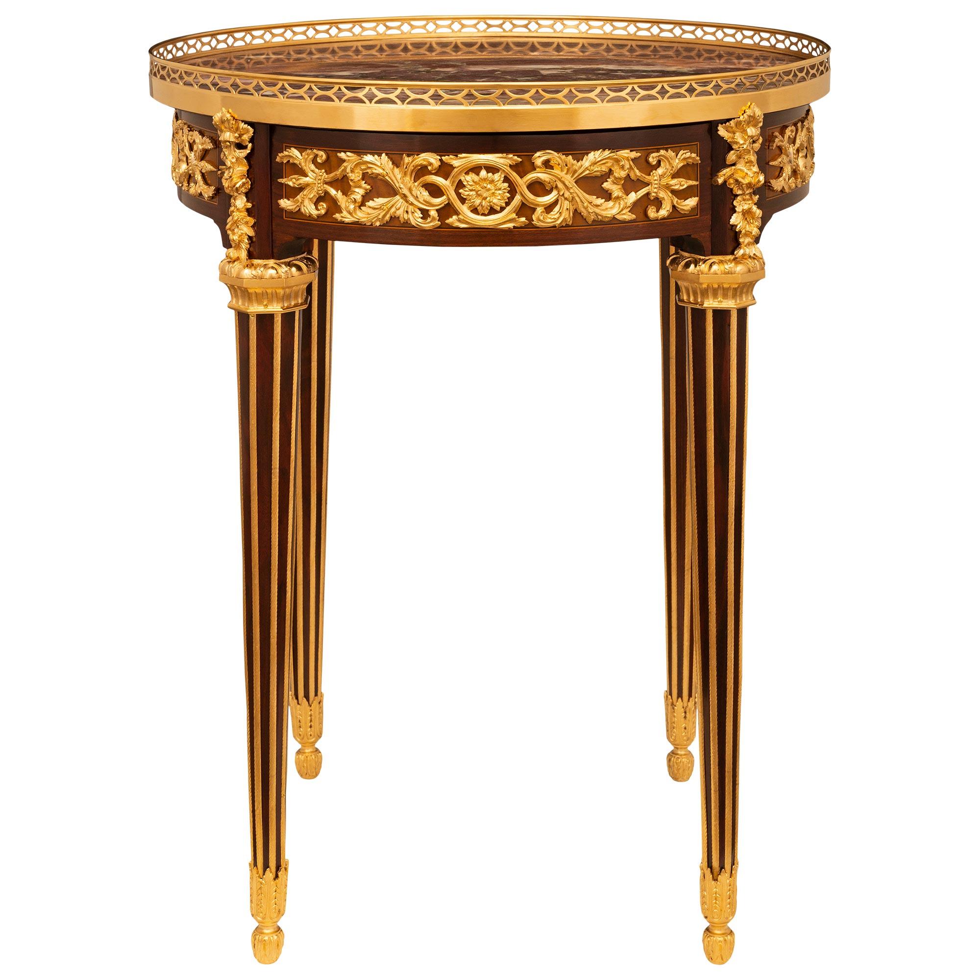 Table d'appoint française du 19ème siècle de style Louis XVI en acajou, marbre et bronze doré en vente 2