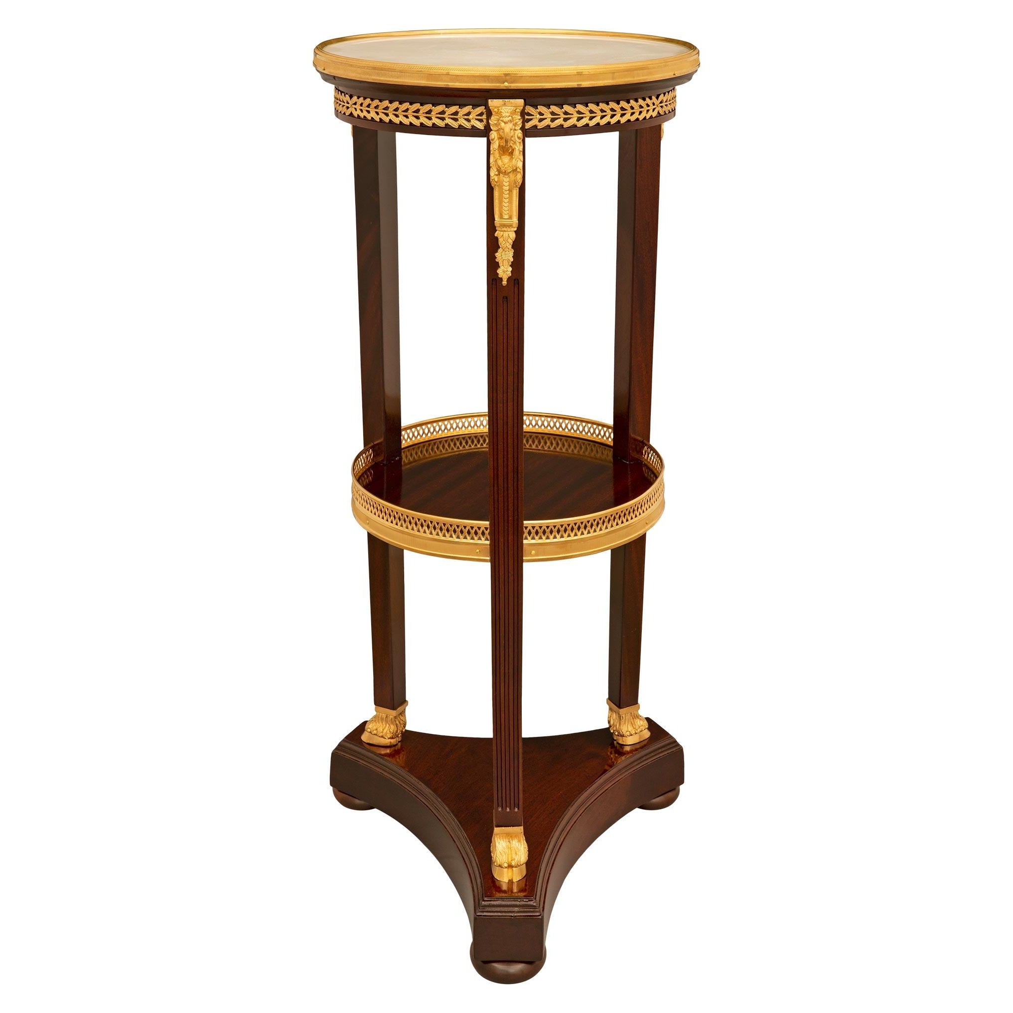 Mesa auxiliar francesa de caoba, mármol y ormolina del siglo XIX, estilo Luis XVI
