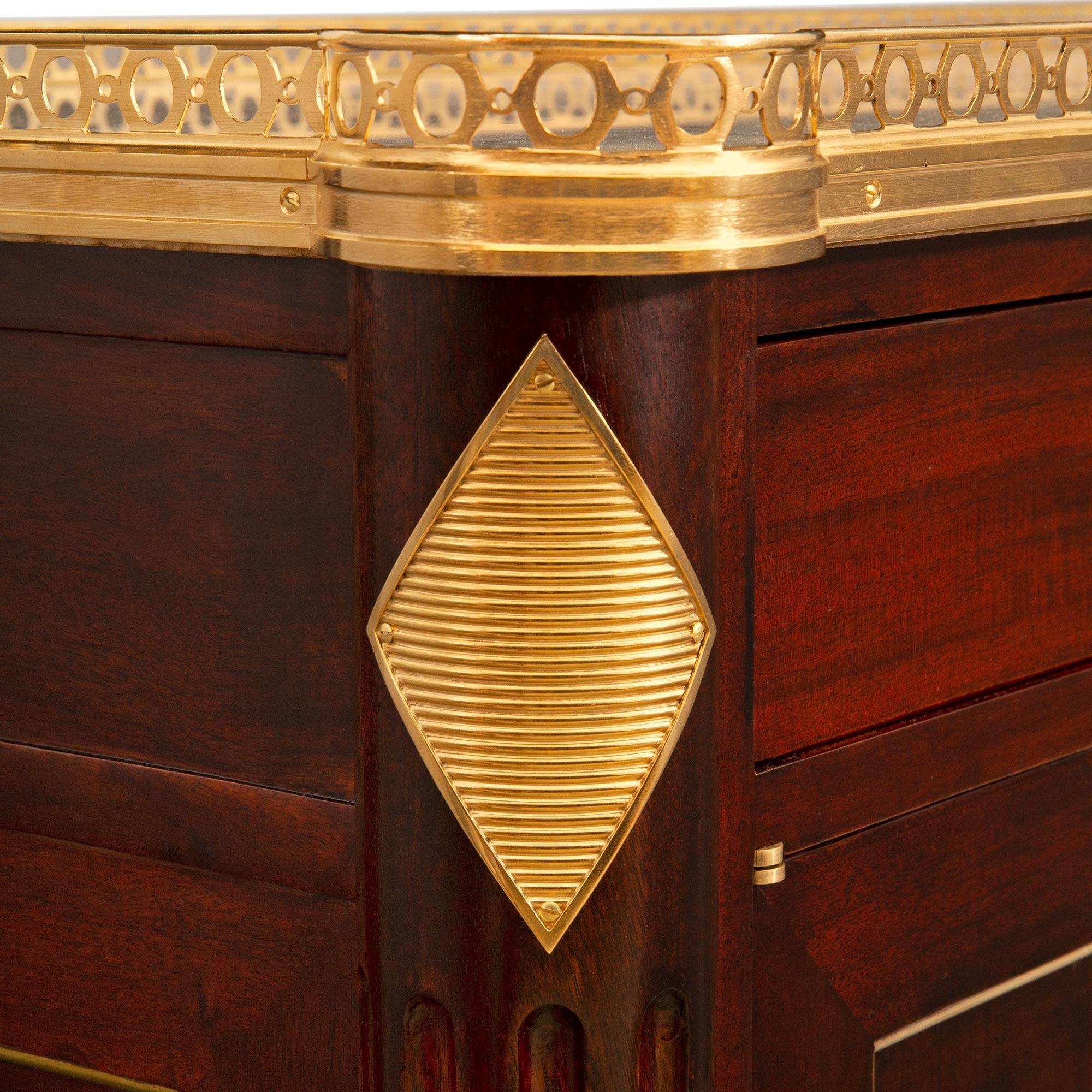 Buffet francese del XIX secolo in mogano Luigi XVI, ormolu e marmo arabescato in vendita 1
