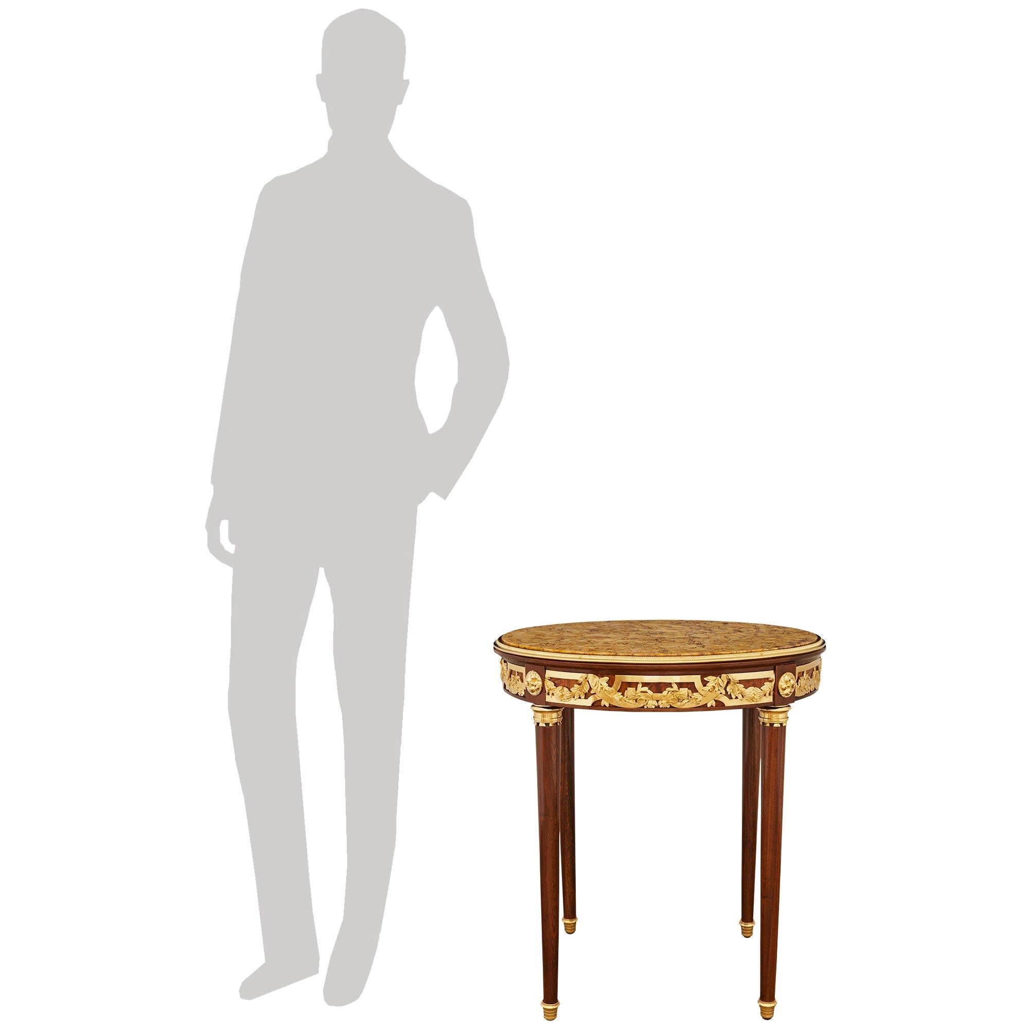 Magnifique table d'appoint en acajou, bronze doré et marbre Brocatelle d'Espagne, de grande qualité, de style Louis XVI, datant du 19e siècle. Cette table circulaire exceptionnelle repose sur quatre pieds circulaires effilés qui se terminent par des