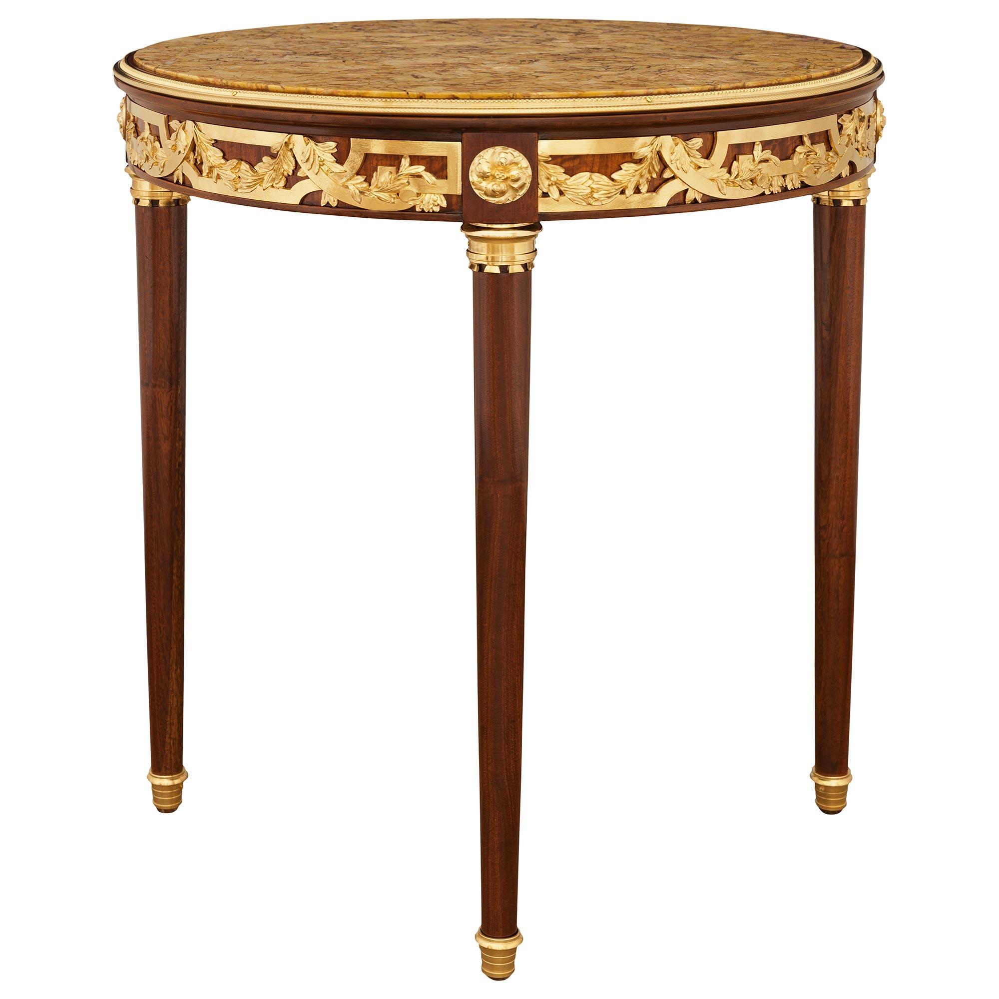 Français Table en acajou, bronze doré et marbre brocatelle de style Louis XVI du XIXe siècle en vente