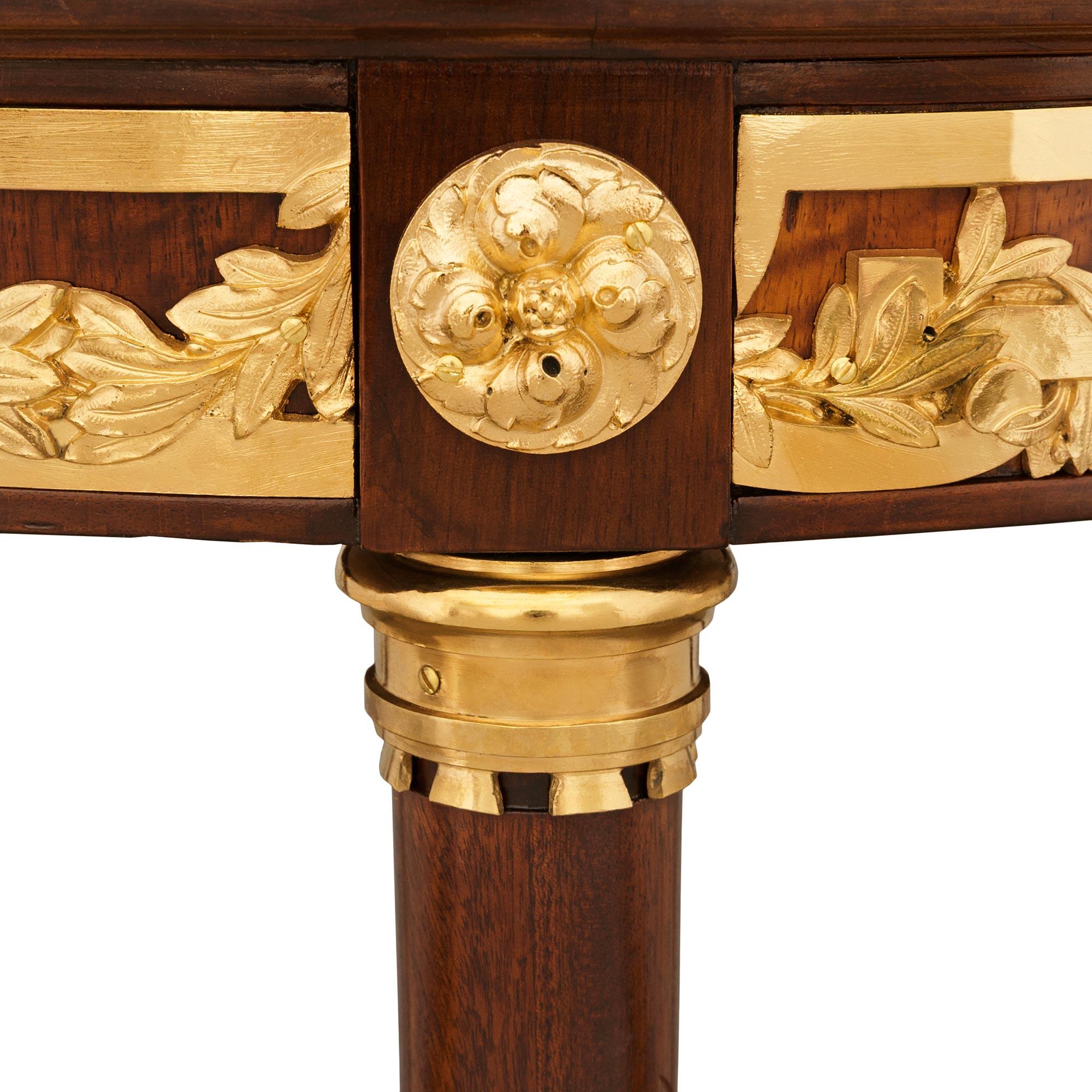 Table en acajou, bronze doré et marbre brocatelle de style Louis XVI du XIXe siècle Bon état - En vente à West Palm Beach, FL