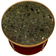 Mesa auxiliar francesa de caoba, ormolu y nogal burilado del siglo XIX, estilo Luis XVI