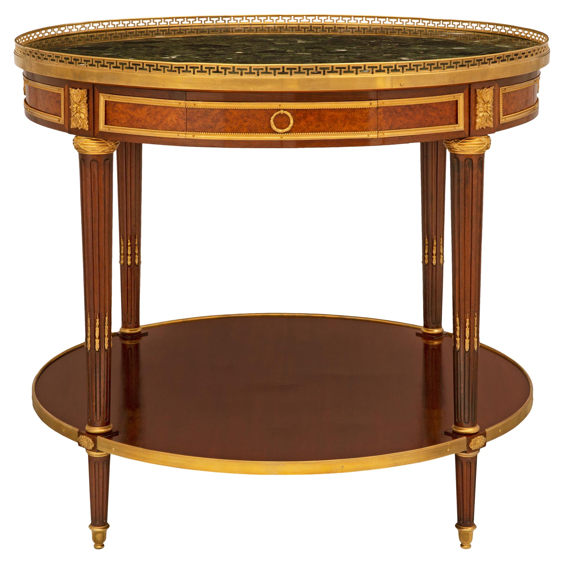 Mesa auxiliar francesa de caoba, ormolu y nogal burilado del siglo XIX, estilo Luis XVI en venta