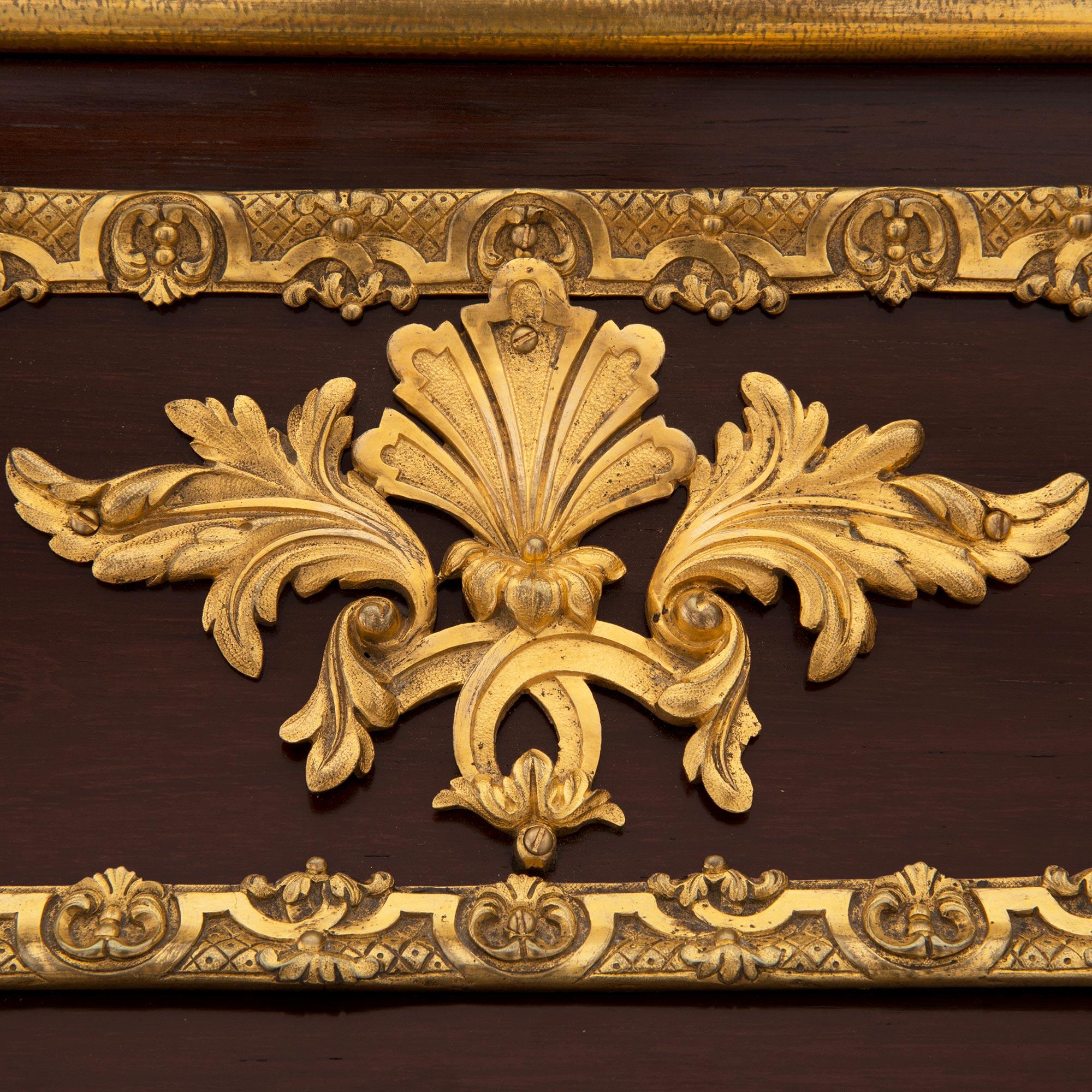 Cartonnier français du 19ème siècle de style Louis XVI en acajou, bronze doré et cuir en vente 3