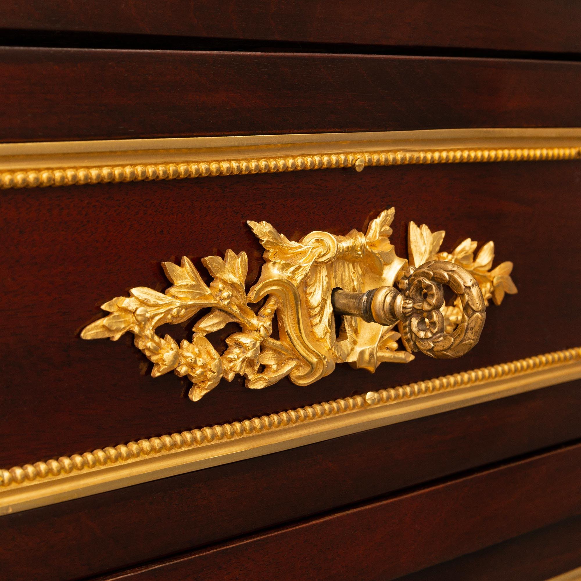 Commode Louis XVI en acajou, bronze doré et marbre Lumachella du XIXe siècle en vente 2
