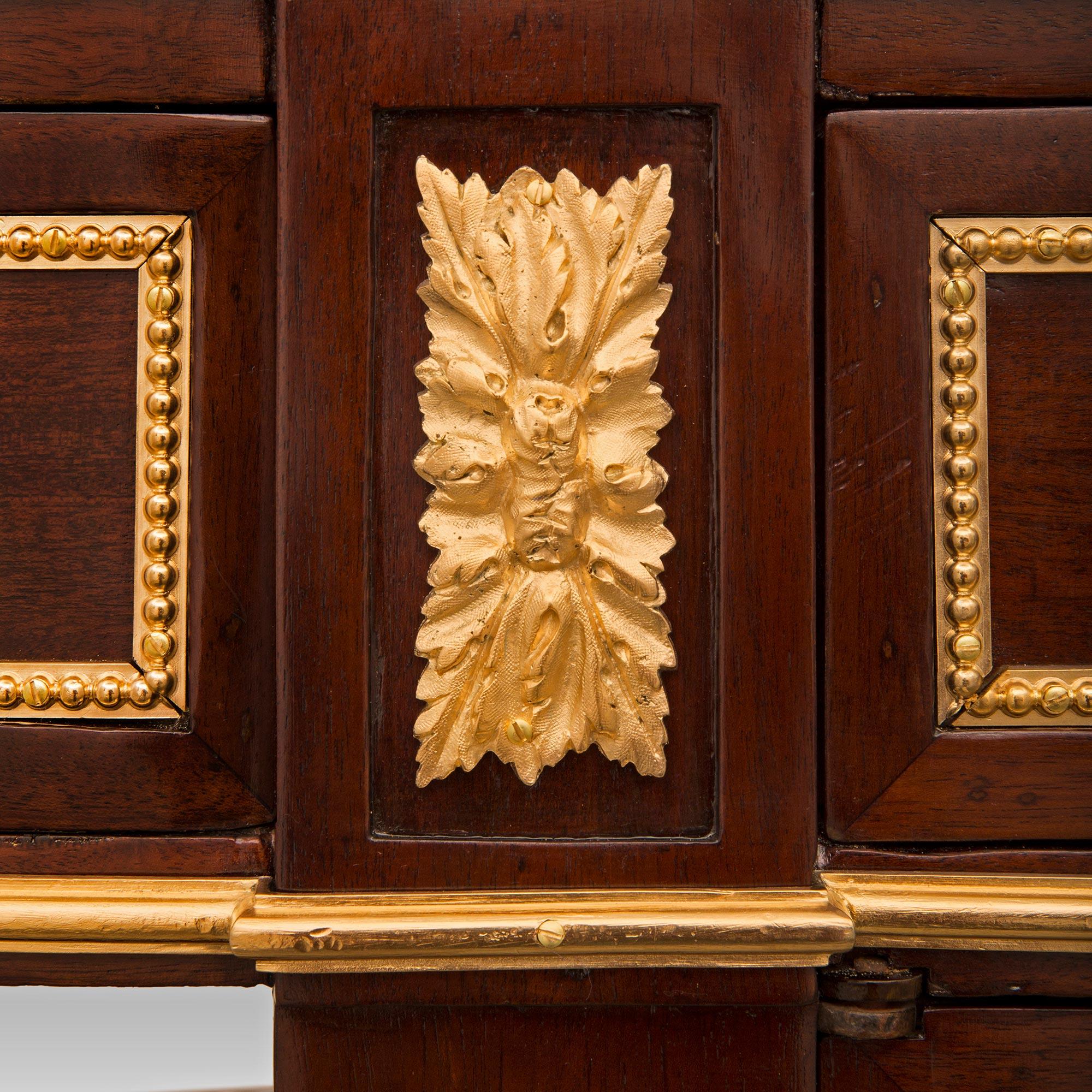 Buffet francese del XIX secolo di stile Luigi XVI in mogano, ormeggio e marmo in vendita 1