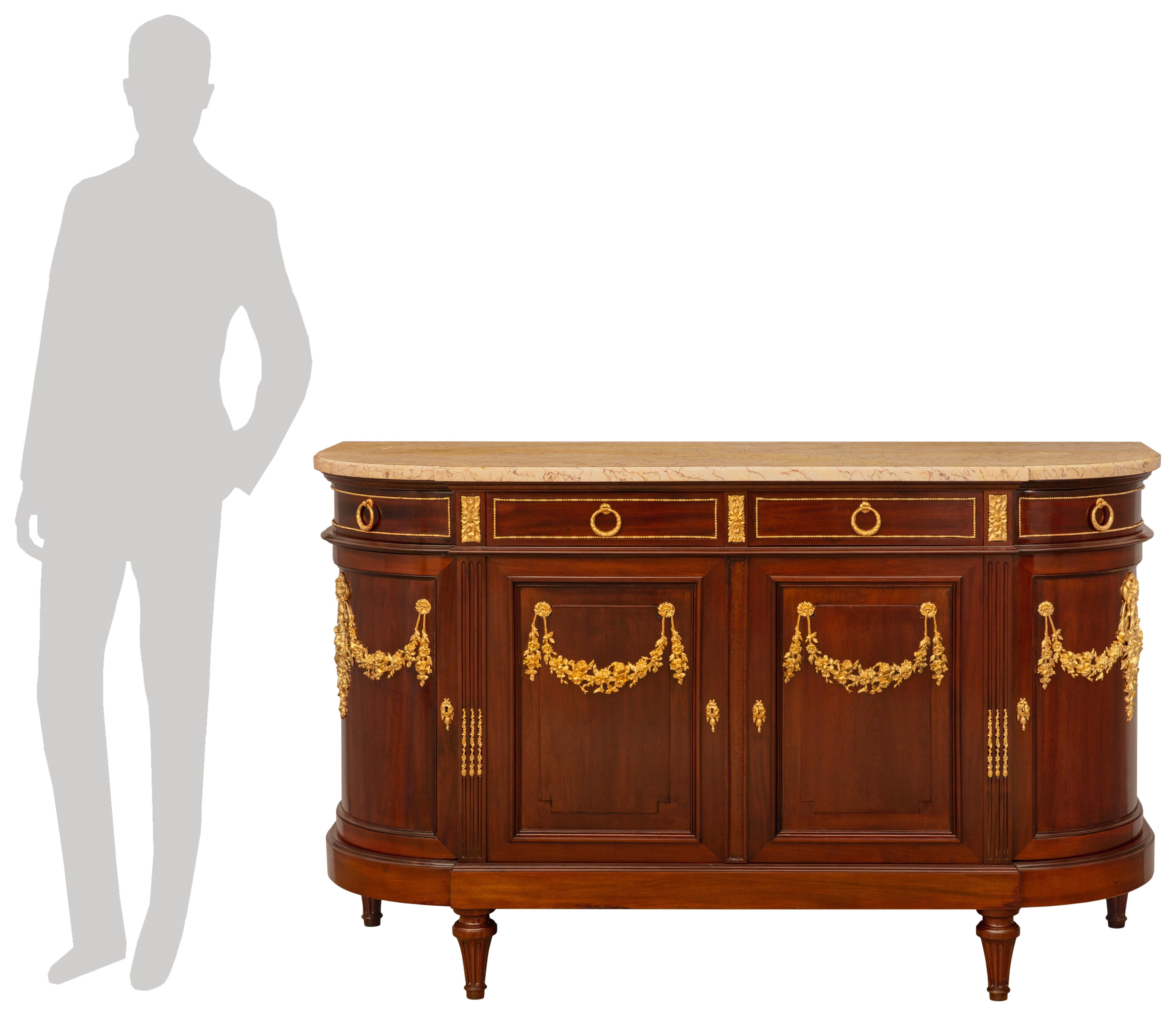 Una coppia di buffet francesi del XIX secolo in mogano, Ormolu e marmo Rosé de Brignol, di alta qualità e di grande effetto, opera dell'ébéniste francese Guingand. Ogni bel buffet è sollevato da quattro piedi a forma di topie, affusolati e