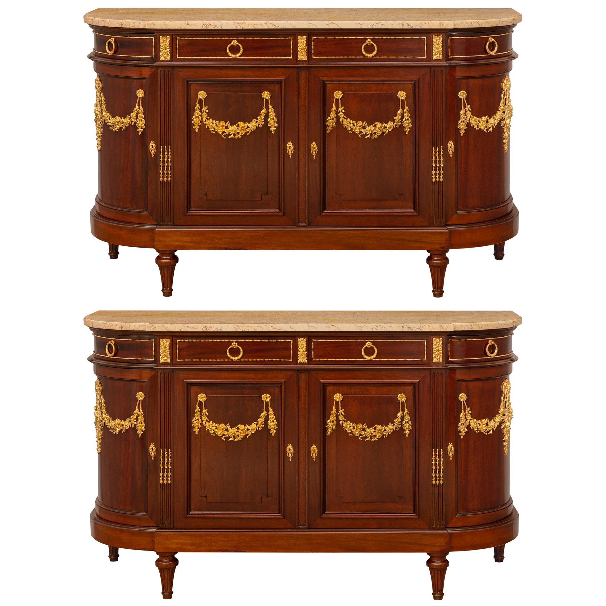 Francese Buffet francese del XIX secolo in stile Luigi XVI in mogano, ormolu e marmo in vendita