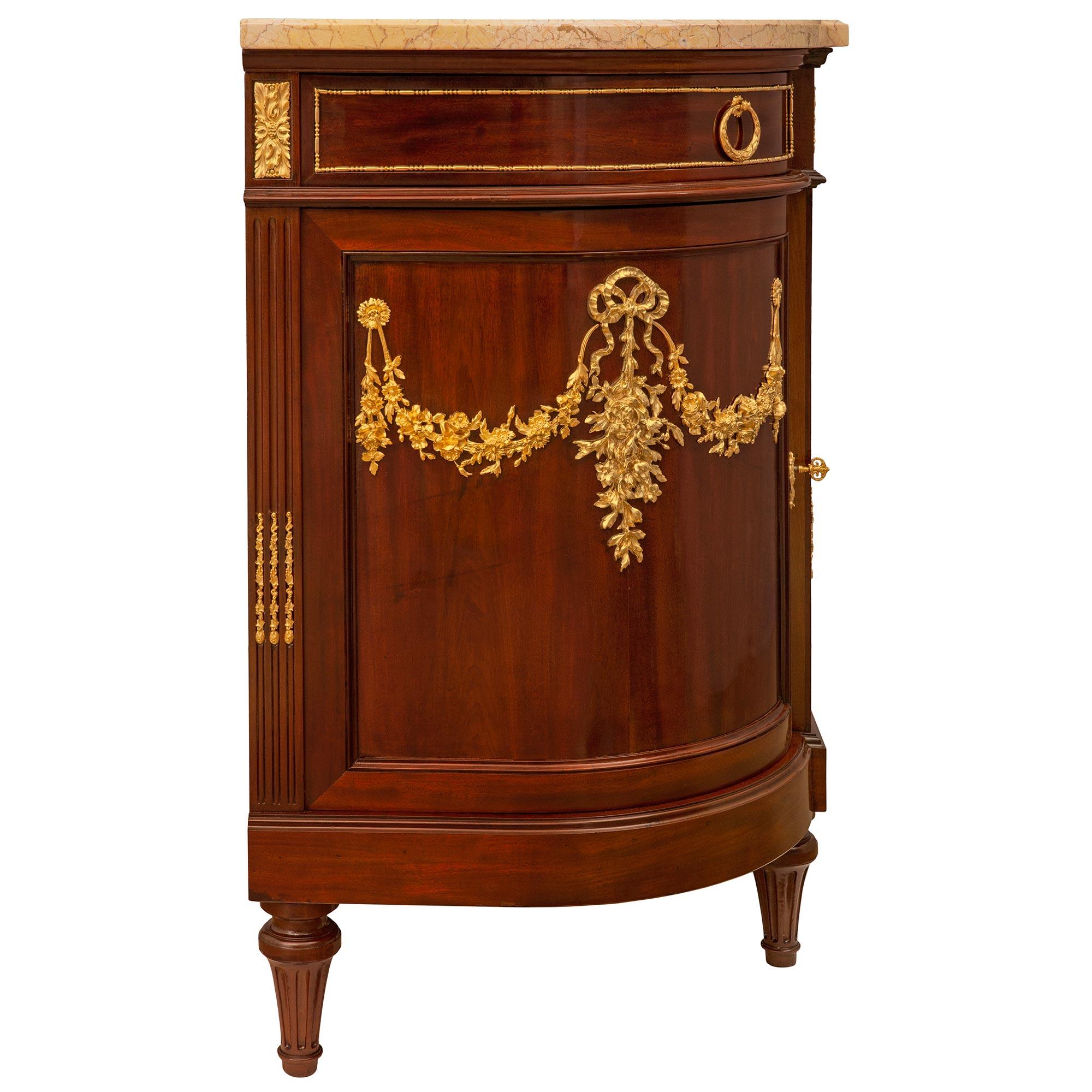 Buffet francese del XIX secolo in stile Luigi XVI in mogano, ormolu e marmo in vendita 1