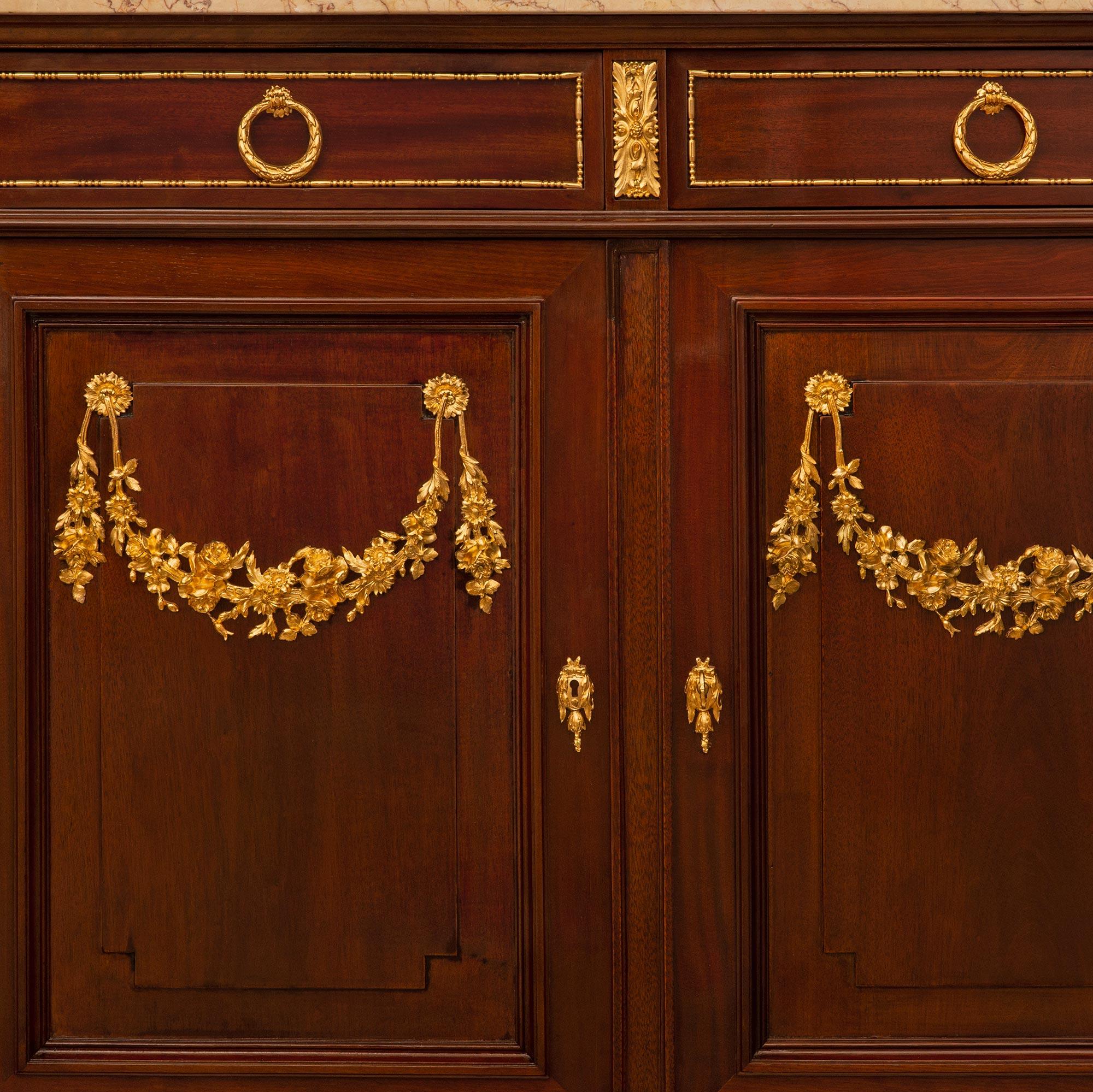 Buffet francese del XIX secolo in stile Luigi XVI in mogano, ormolu e marmo in vendita 2