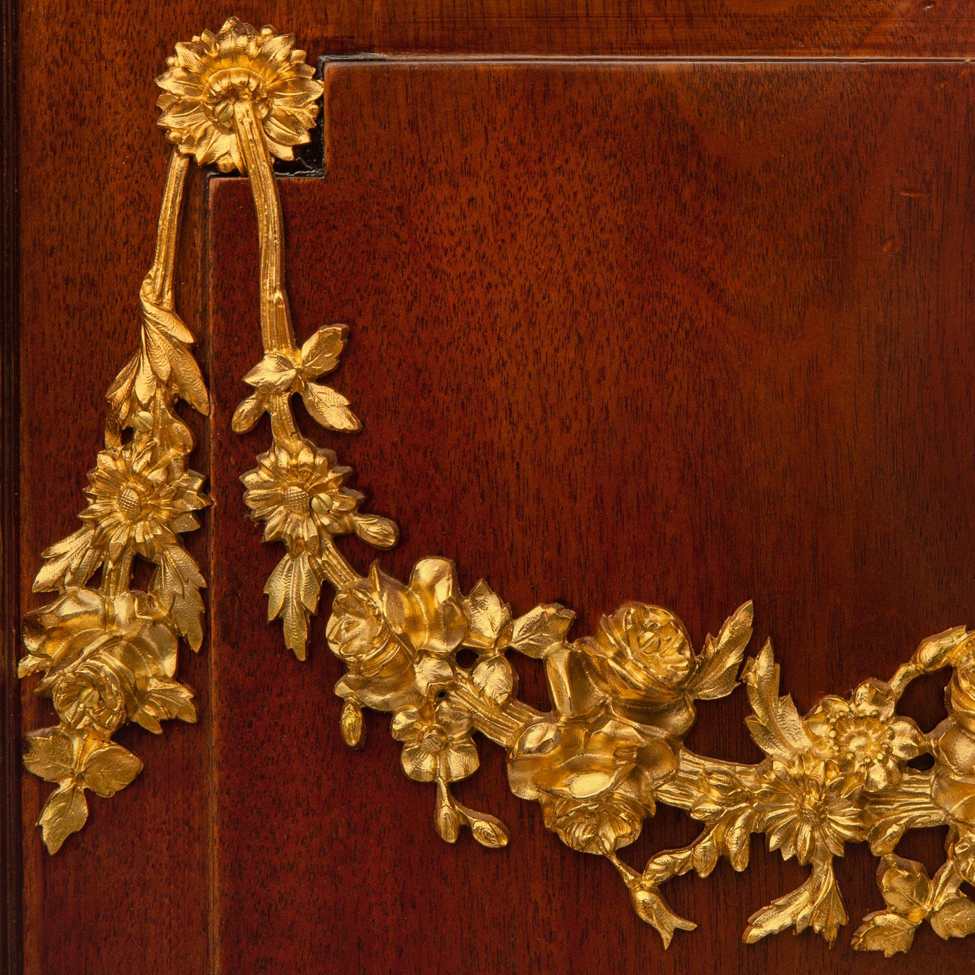 Buffet francese del XIX secolo in stile Luigi XVI in mogano, ormolu e marmo in vendita 3