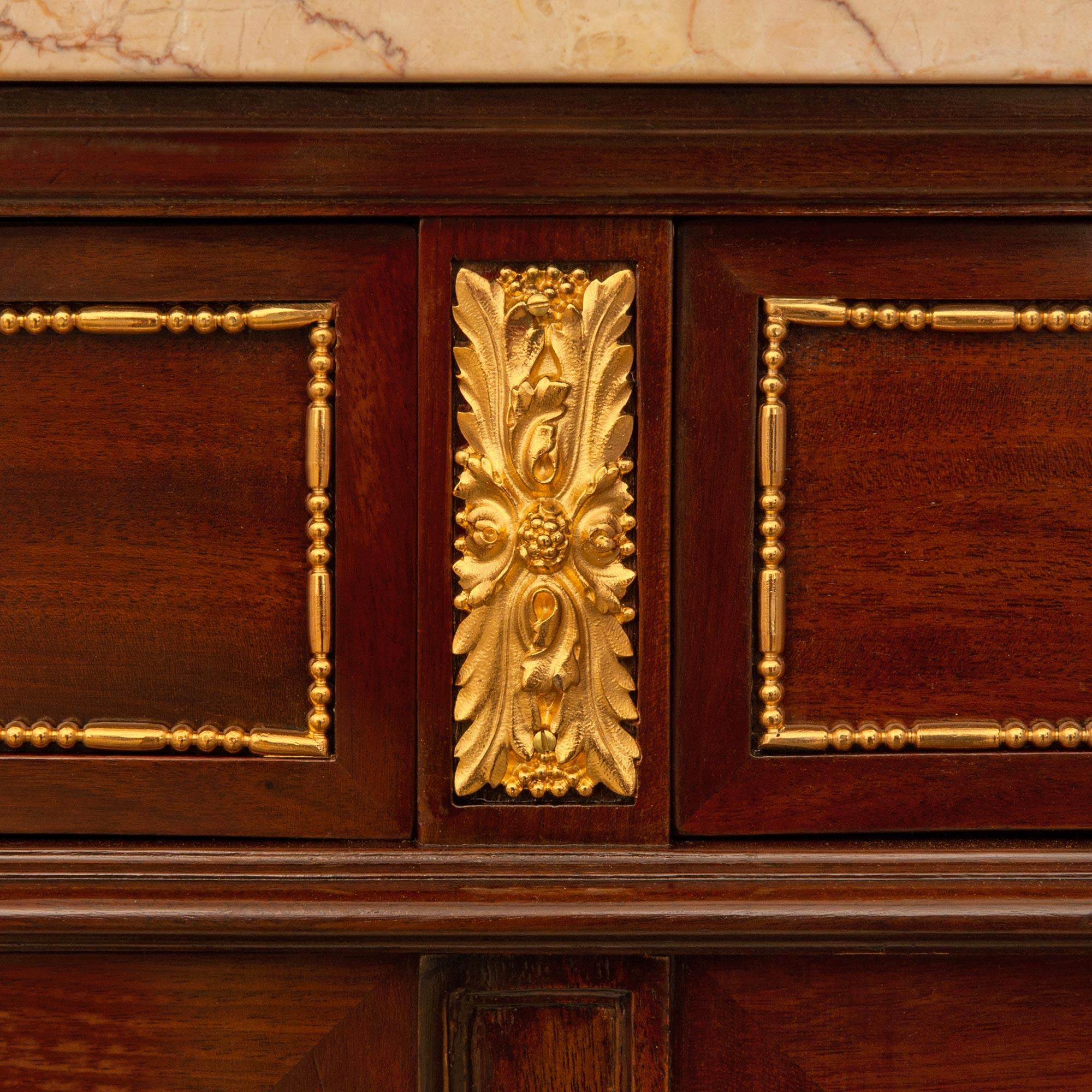 Buffet francese del XIX secolo in stile Luigi XVI in mogano, ormolu e marmo in vendita 4