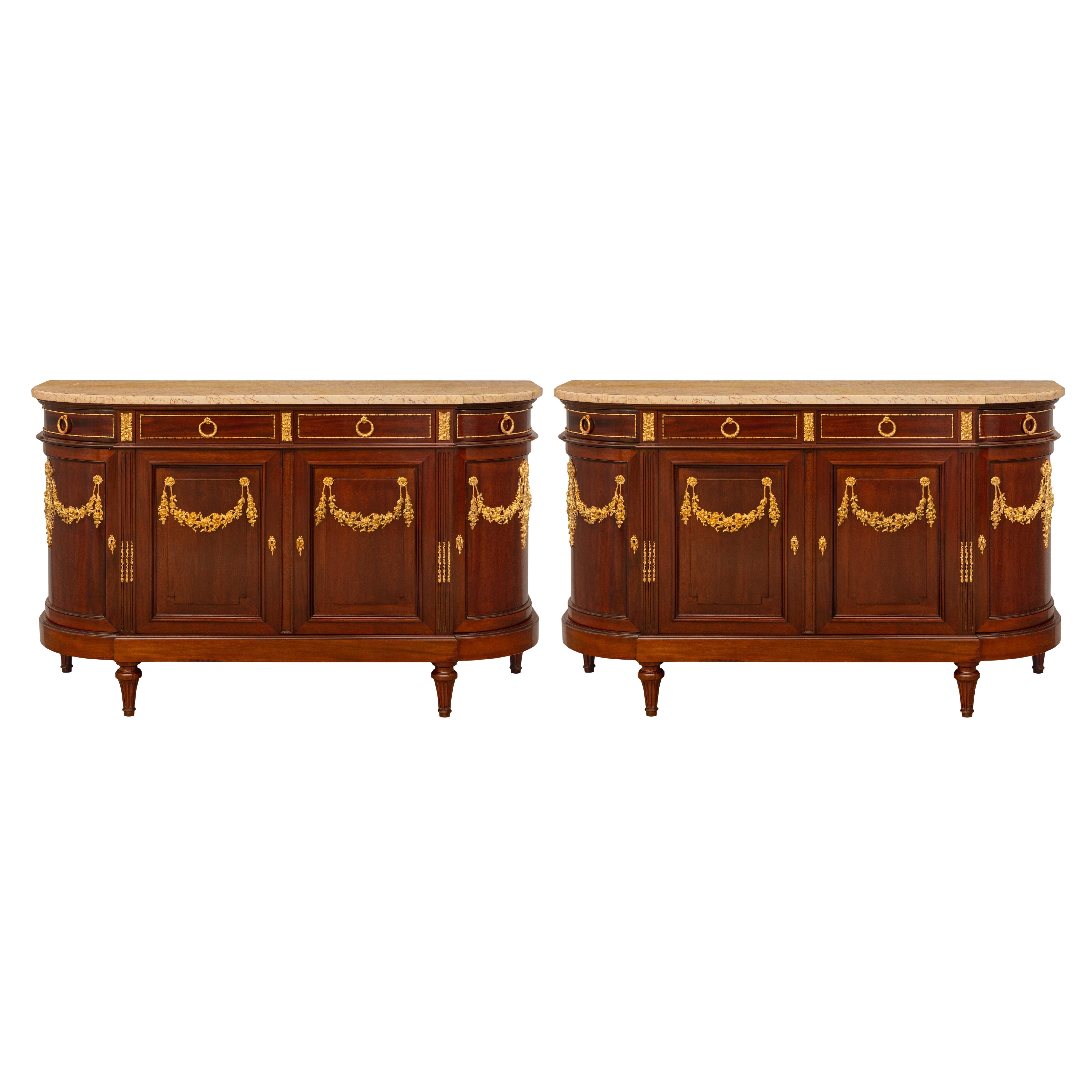 Buffets français du XIXe siècle de style Louis XVI en acajou, bronze doré et marbre.