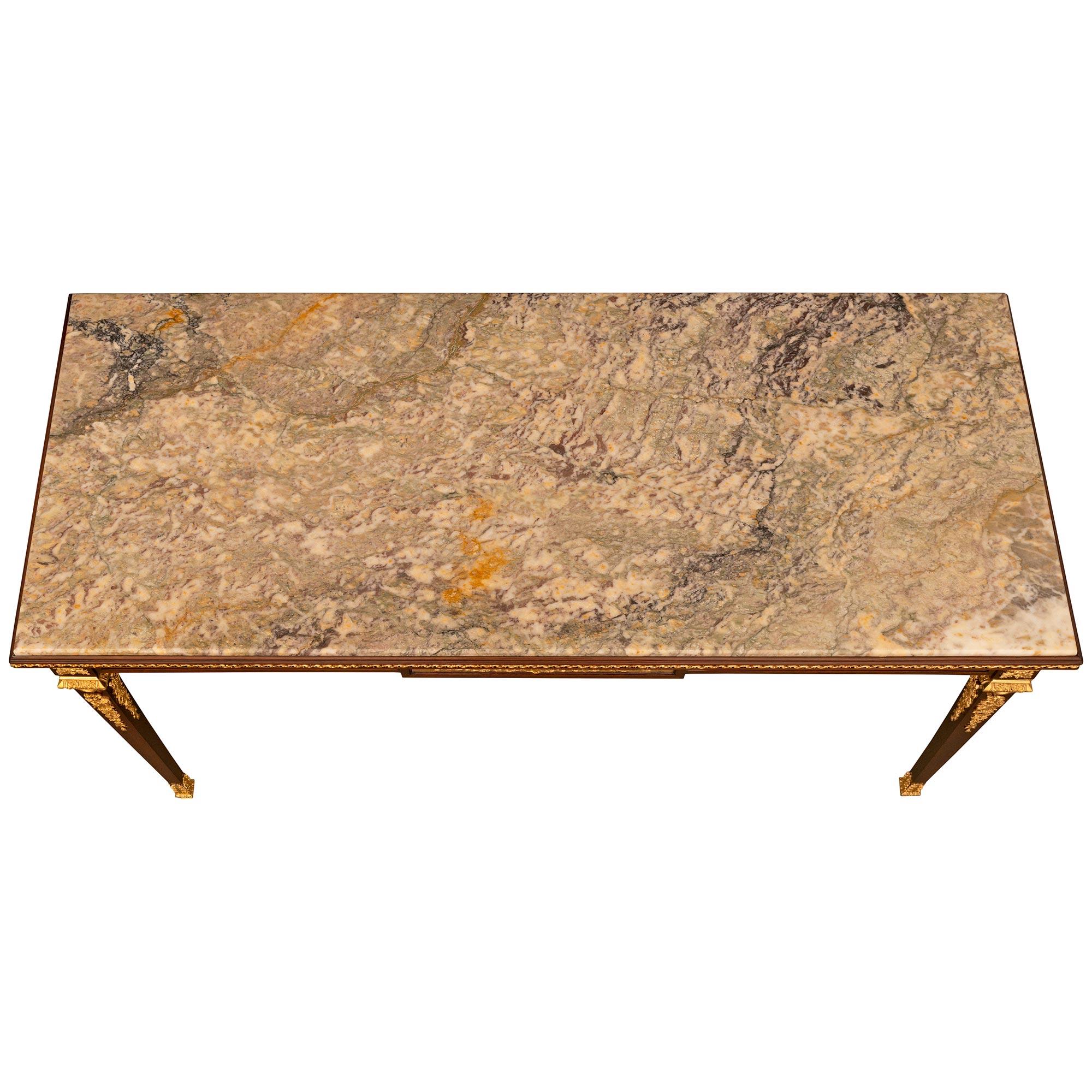 Mesa/escritorio central francés del siglo XIX, estilo Luis XVI, de caoba, ormolu y mármol en venta 5