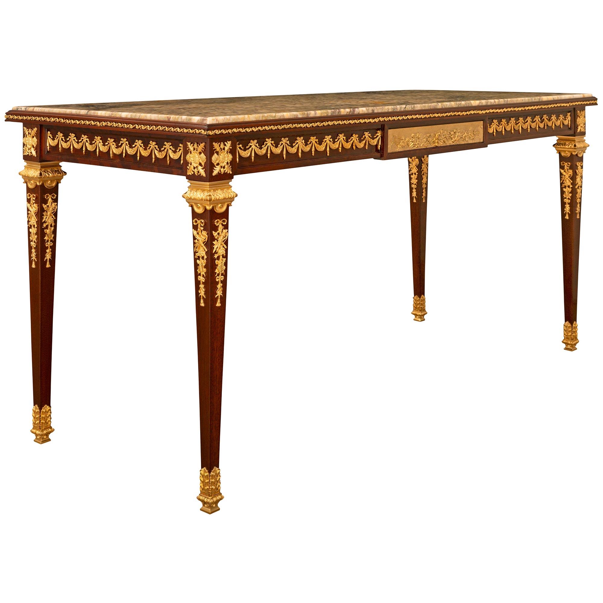 Mesa/escritorio central francés del siglo XIX, estilo Luis XVI, de caoba, ormolu y mármol Francés en venta