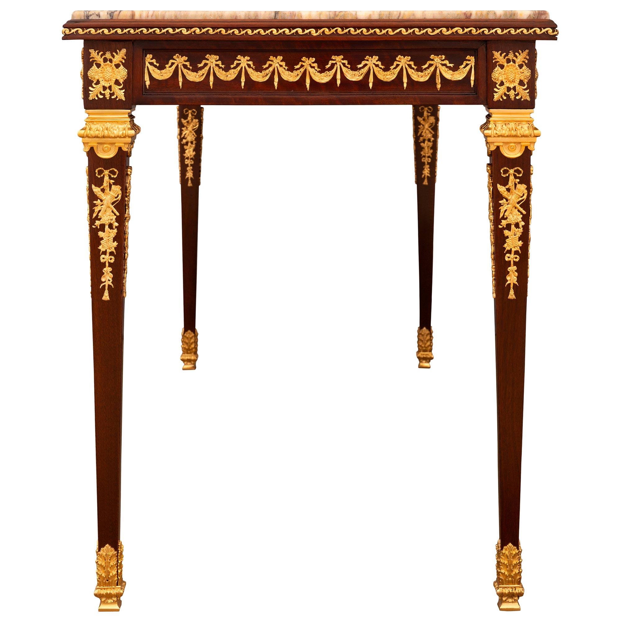 Mesa/escritorio central francés del siglo XIX, estilo Luis XVI, de caoba, ormolu y mármol en Bueno estado para la venta en West Palm Beach, FL