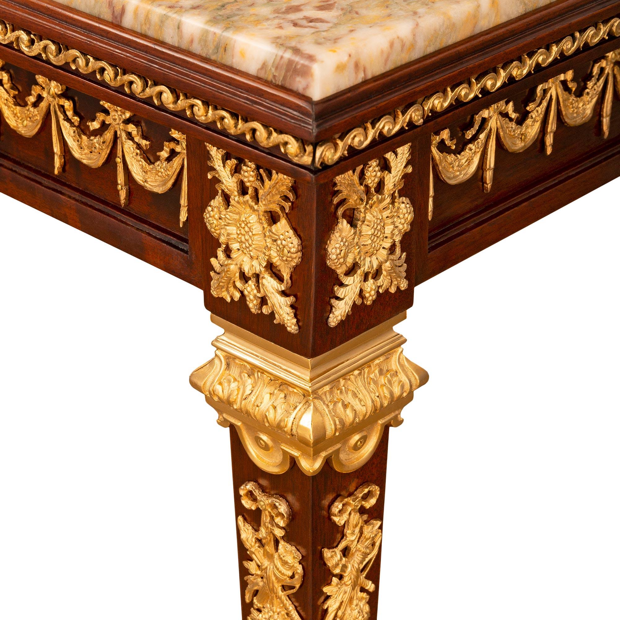 Mesa/escritorio central francés del siglo XIX, estilo Luis XVI, de caoba, ormolu y mármol Ormolú en venta