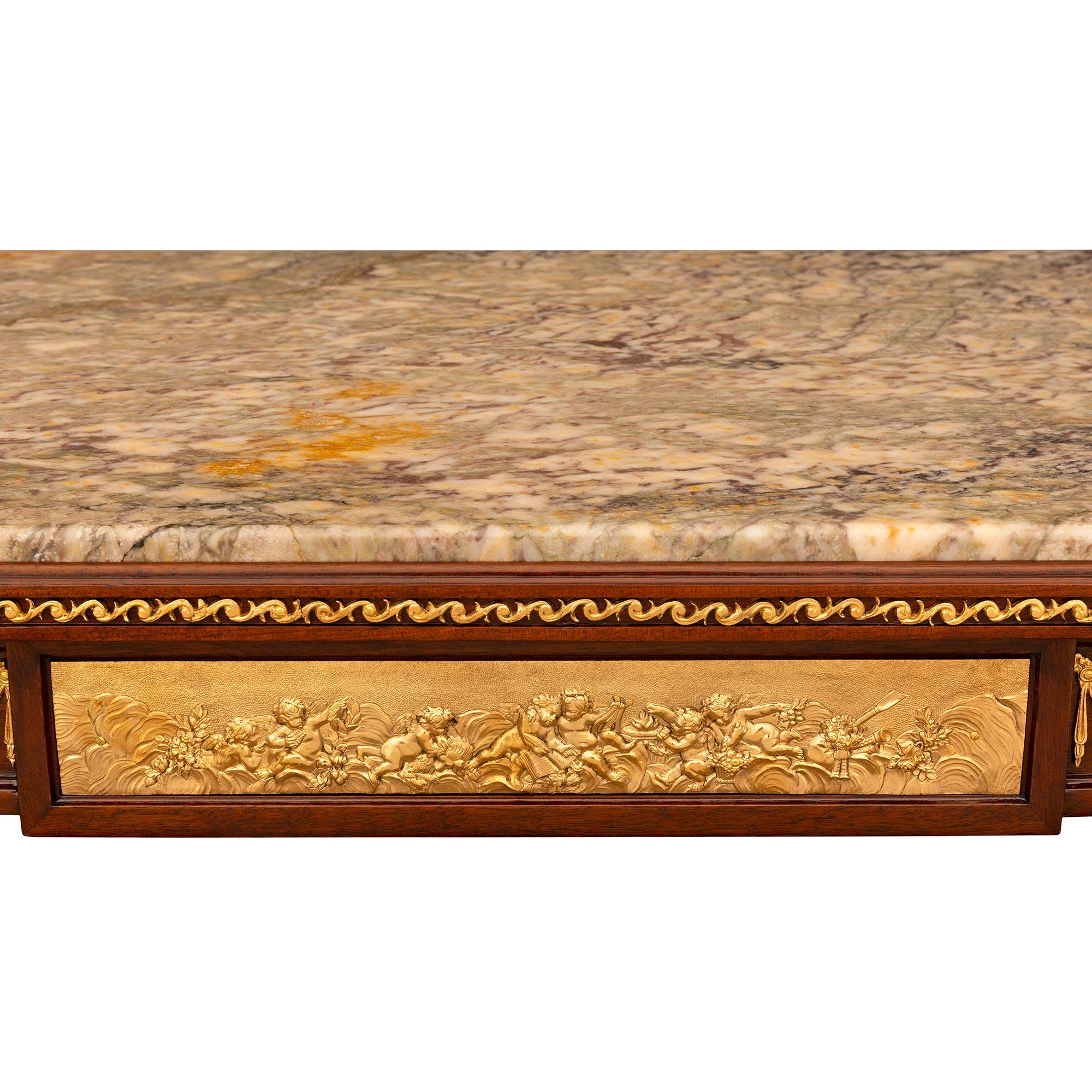 Mesa/escritorio central francés del siglo XIX, estilo Luis XVI, de caoba, ormolu y mármol en venta 1