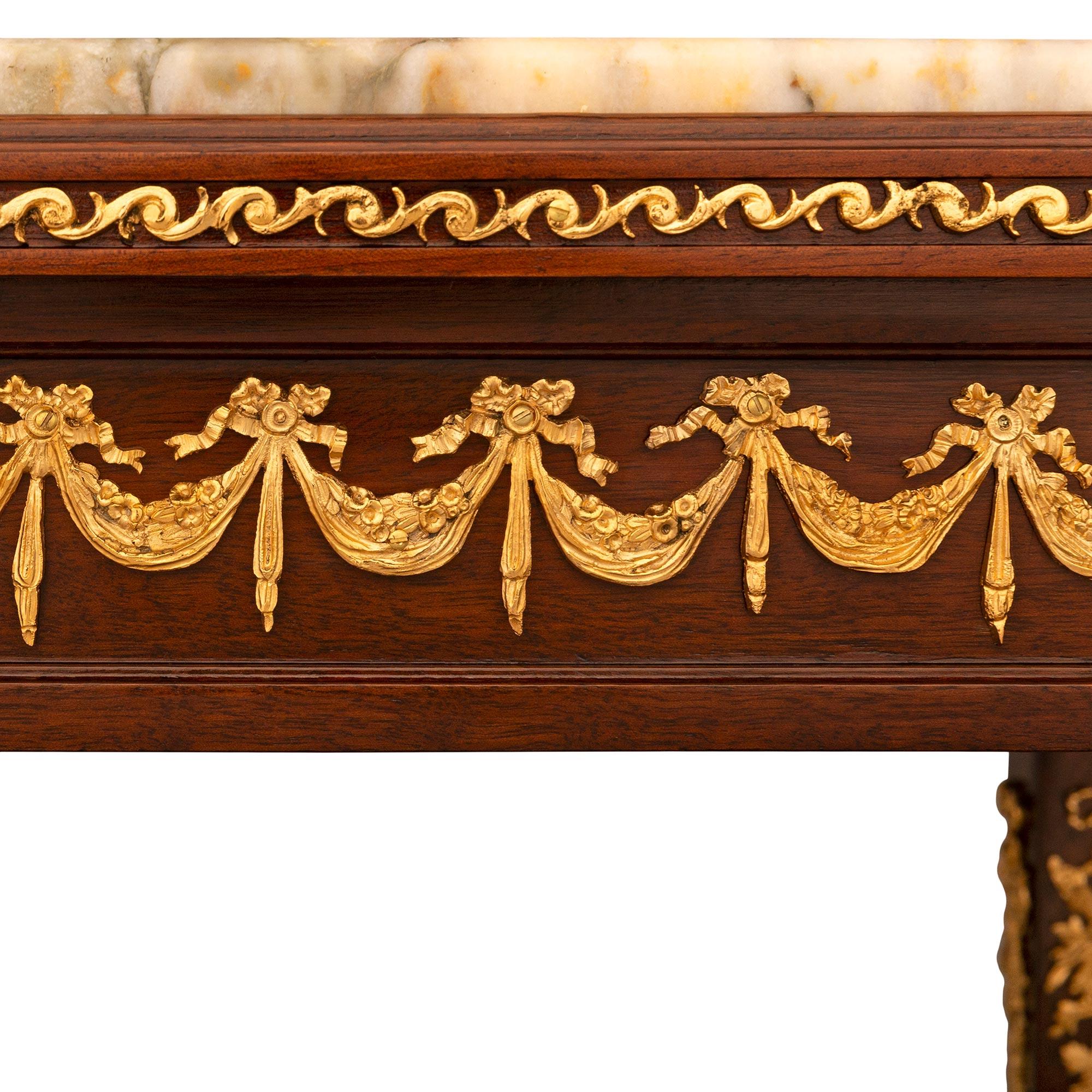 Mesa/escritorio central francés del siglo XIX, estilo Luis XVI, de caoba, ormolu y mármol en venta 2