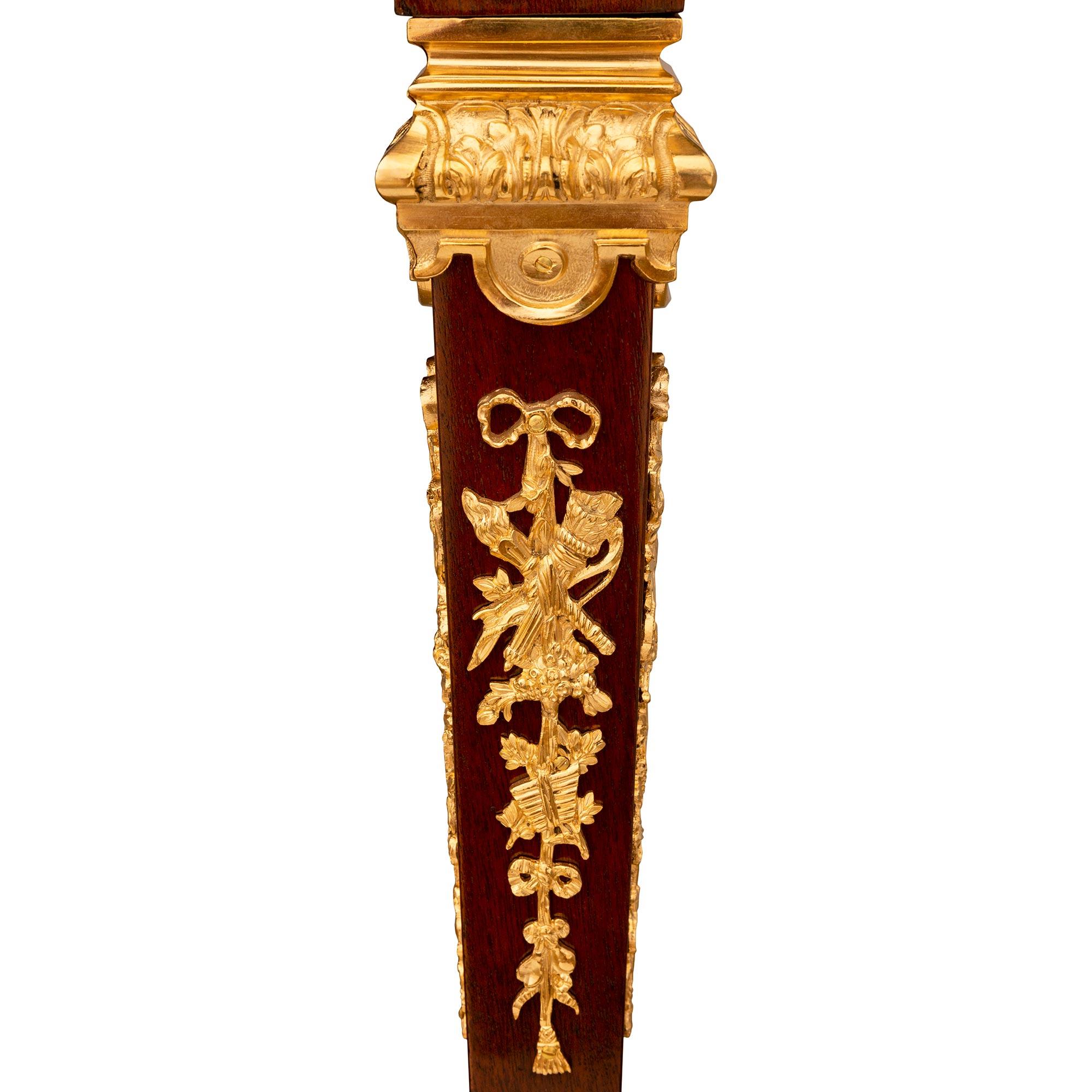Mesa/escritorio central francés del siglo XIX, estilo Luis XVI, de caoba, ormolu y mármol en venta 3